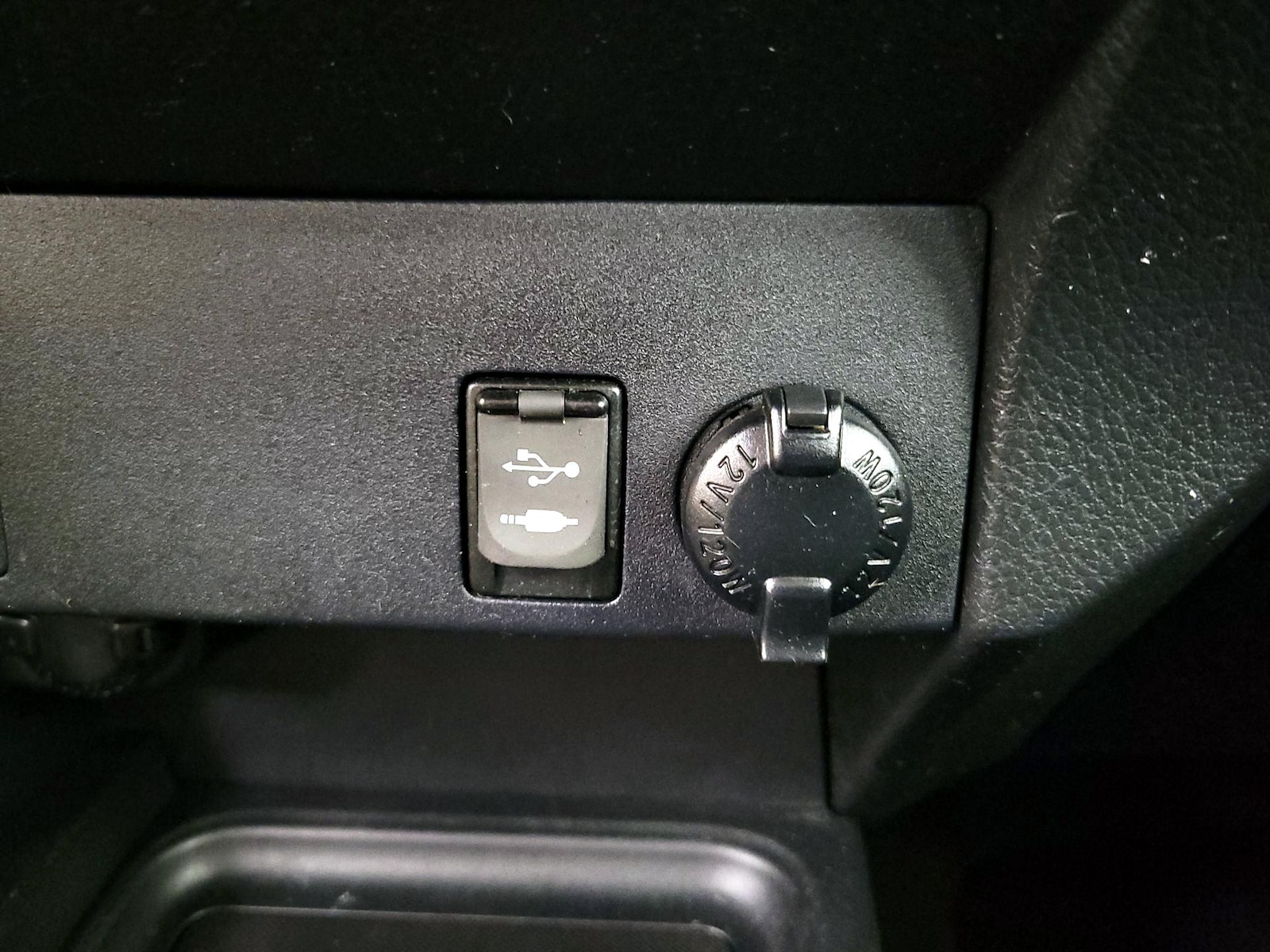 2018 Toyota RAV4 LE - Photo 19