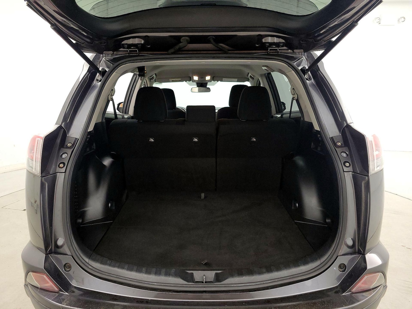 2018 Toyota RAV4 LE - Photo 21