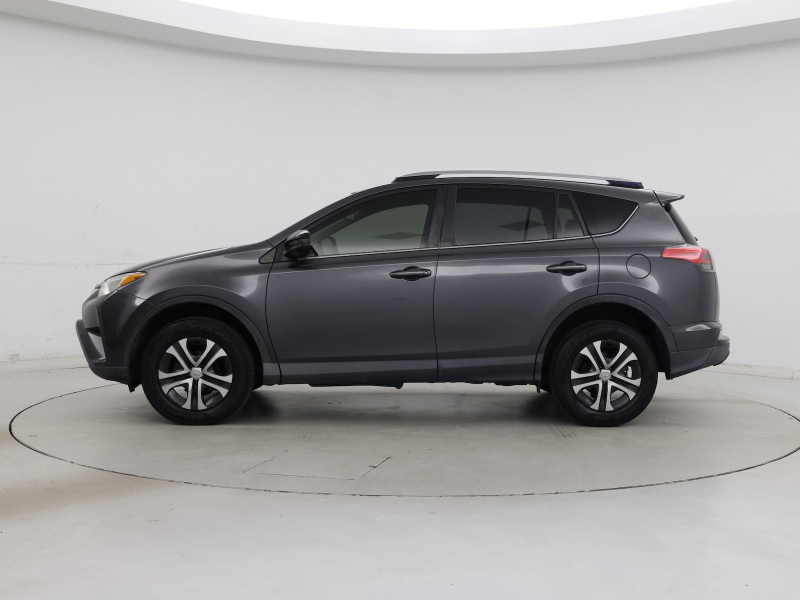 2018 Toyota RAV4 LE - Photo 4