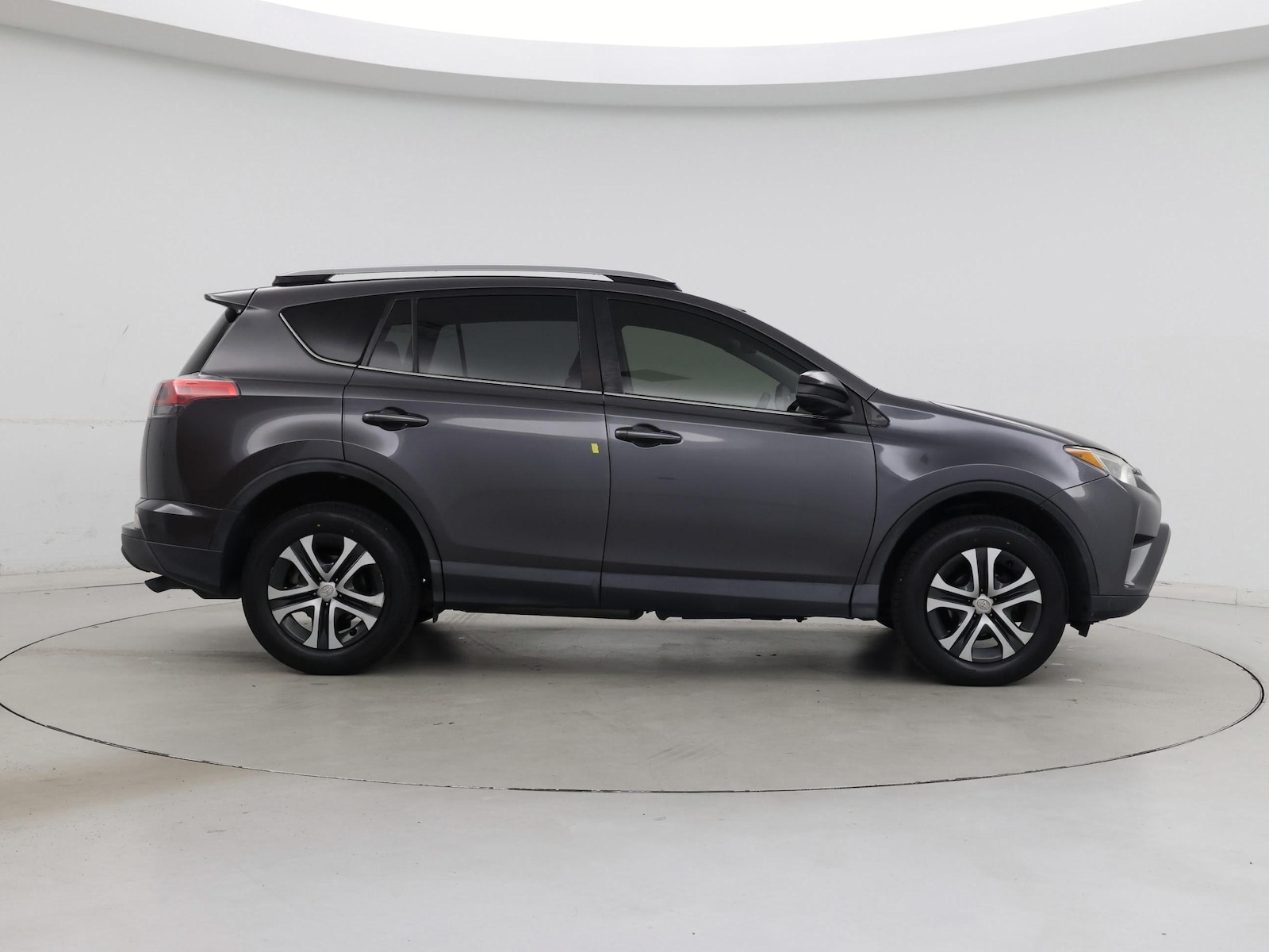 2018 Toyota RAV4 LE - Photo 8