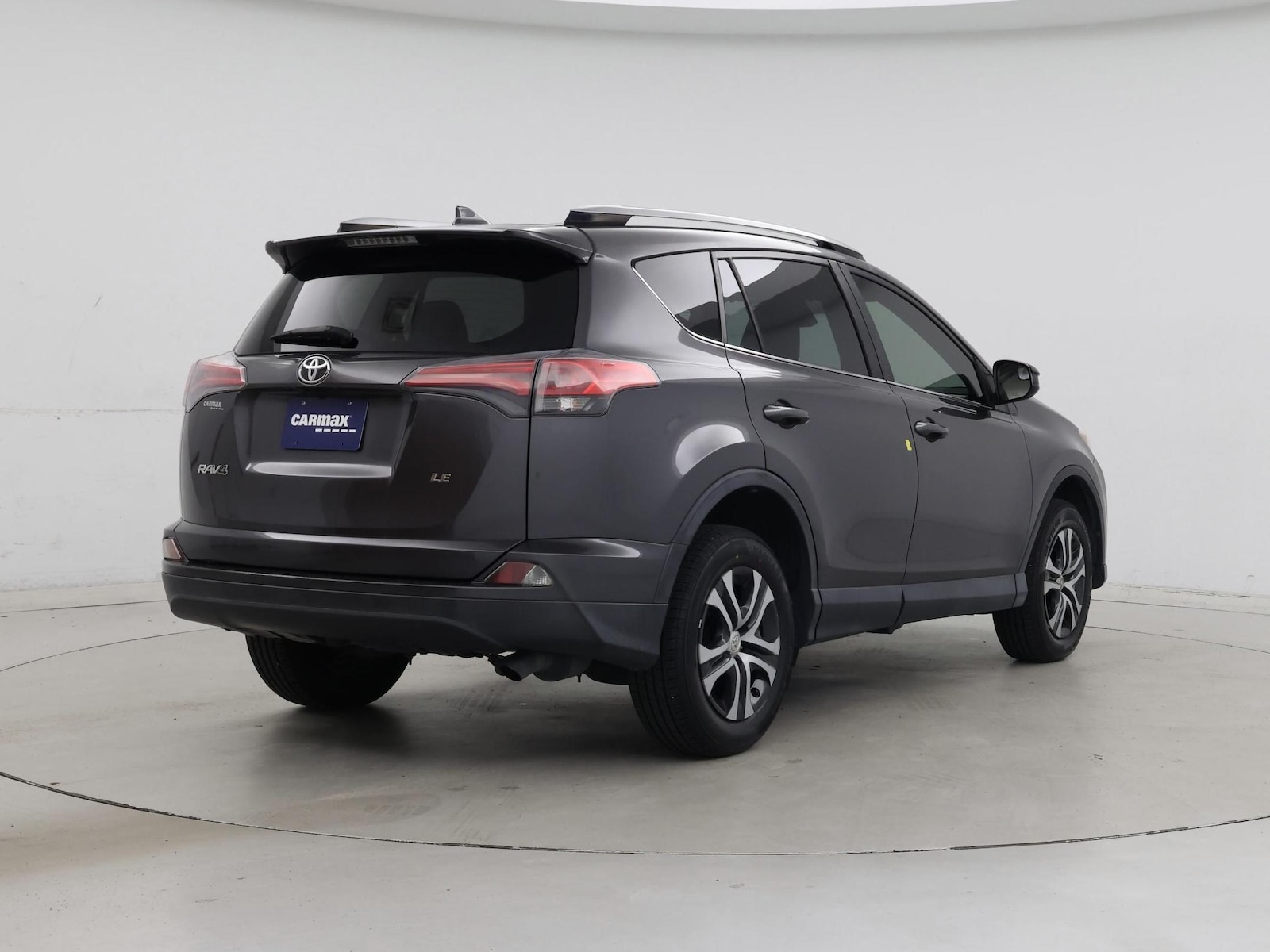 2018 Toyota RAV4 LE - Photo 9