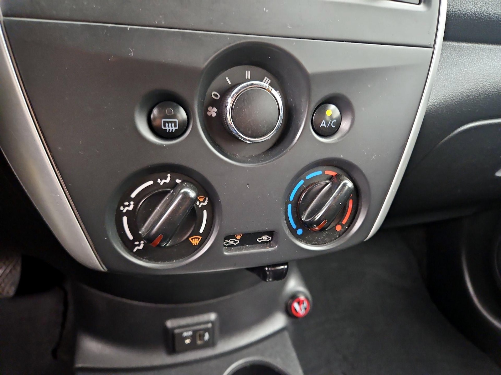 2018 Nissan Versa Sedan SV - Photo 16