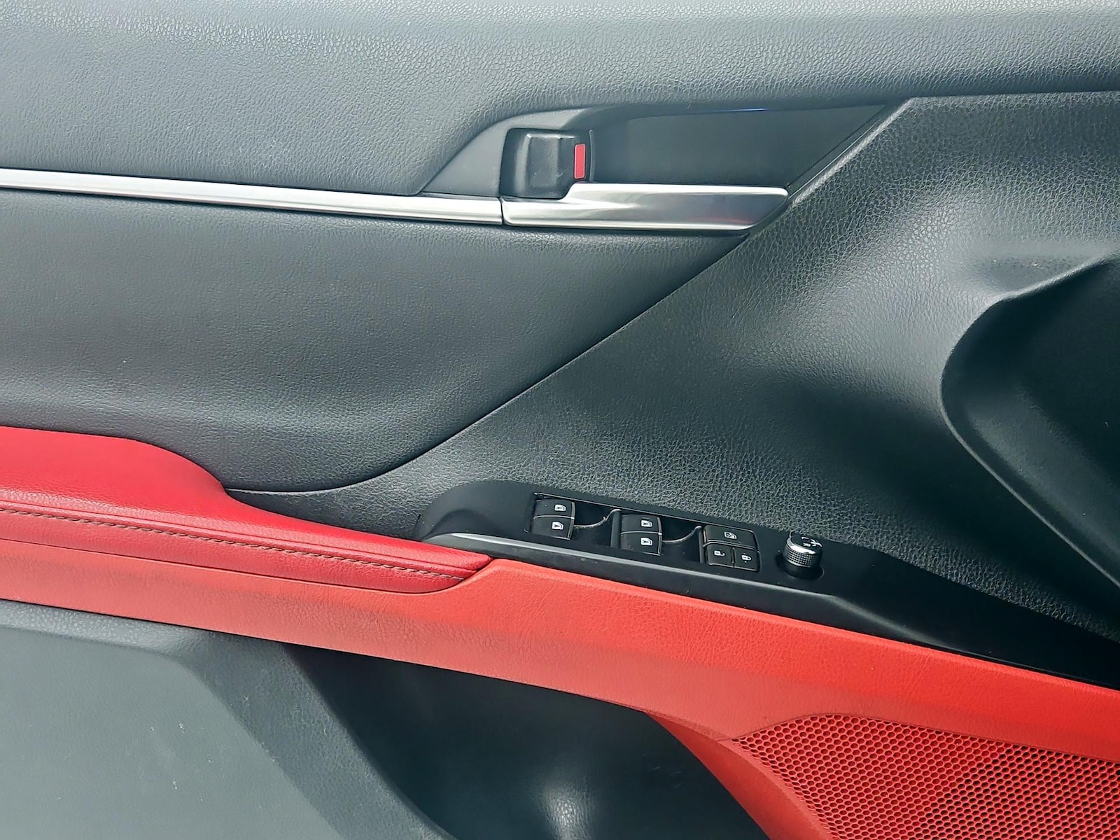 2020 Toyota Camry XSE - Photo 13
