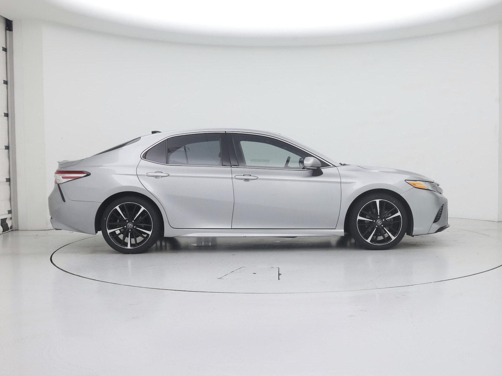 2020 Toyota Camry XSE - Photo 8