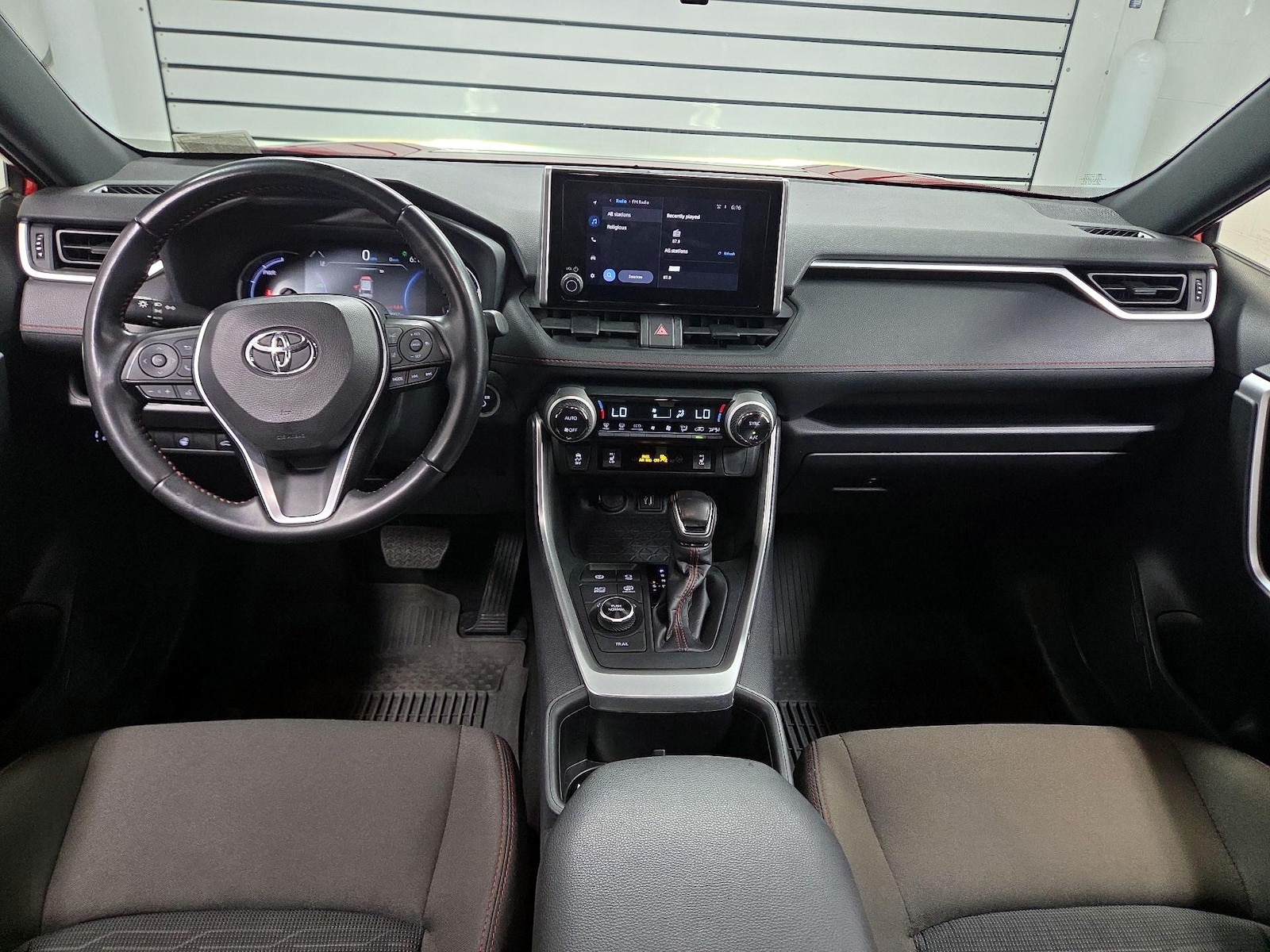 2024 Toyota RAV4 SE - Photo 10