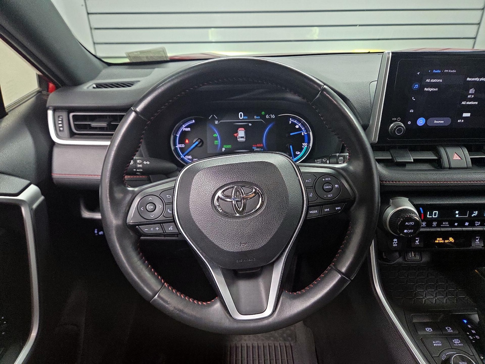 2024 Toyota RAV4 SE - Photo 11