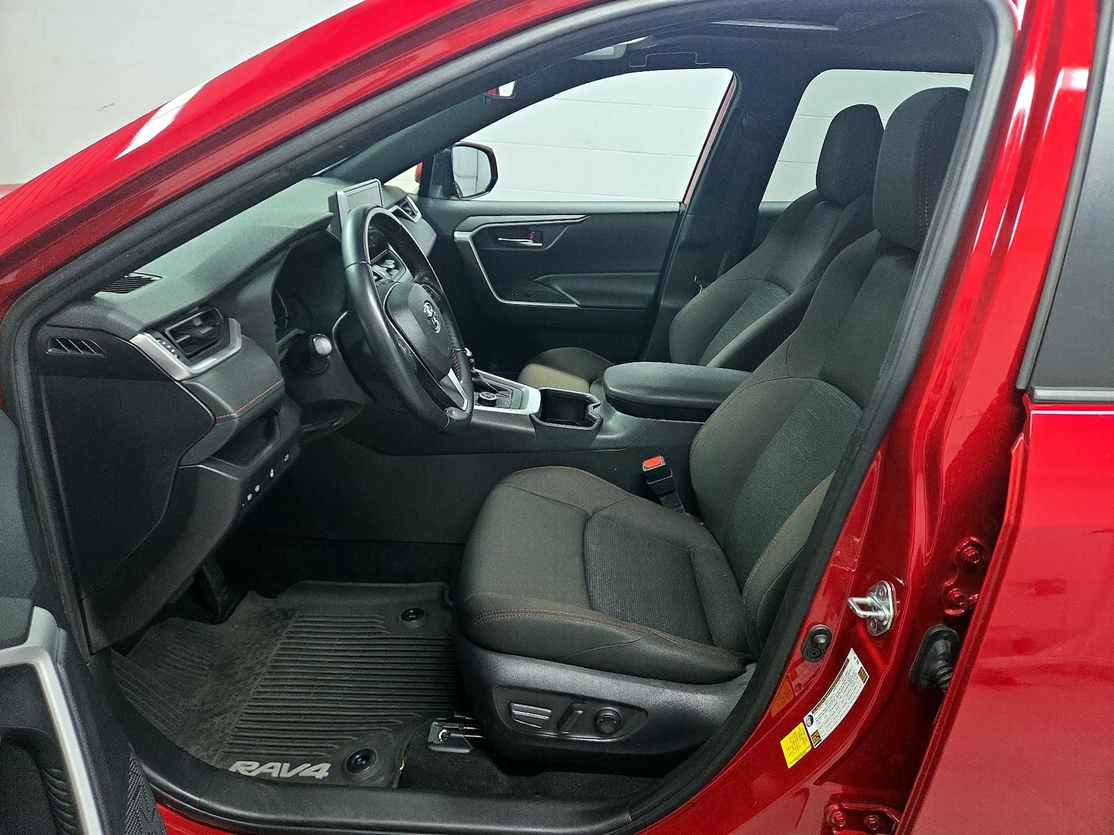 2024 Toyota RAV4 SE - Photo 12