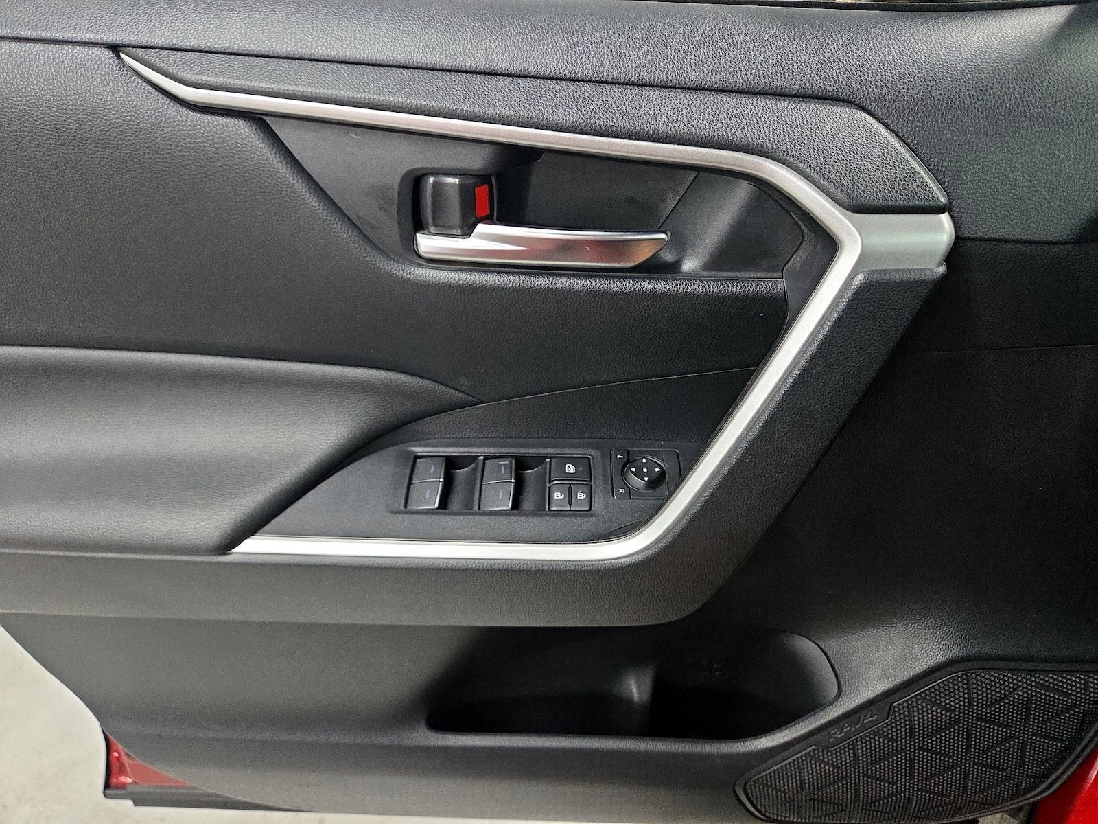 2024 Toyota RAV4 SE - Photo 13