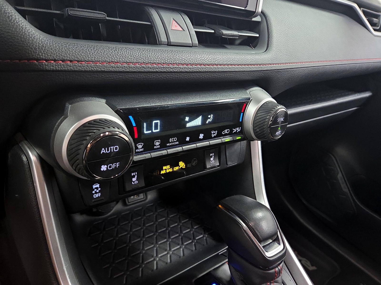 2024 Toyota RAV4 SE - Photo 17