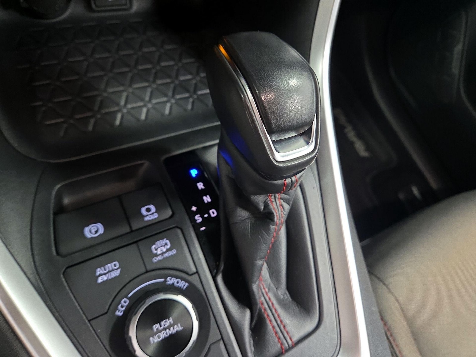 2024 Toyota RAV4 SE - Photo 18