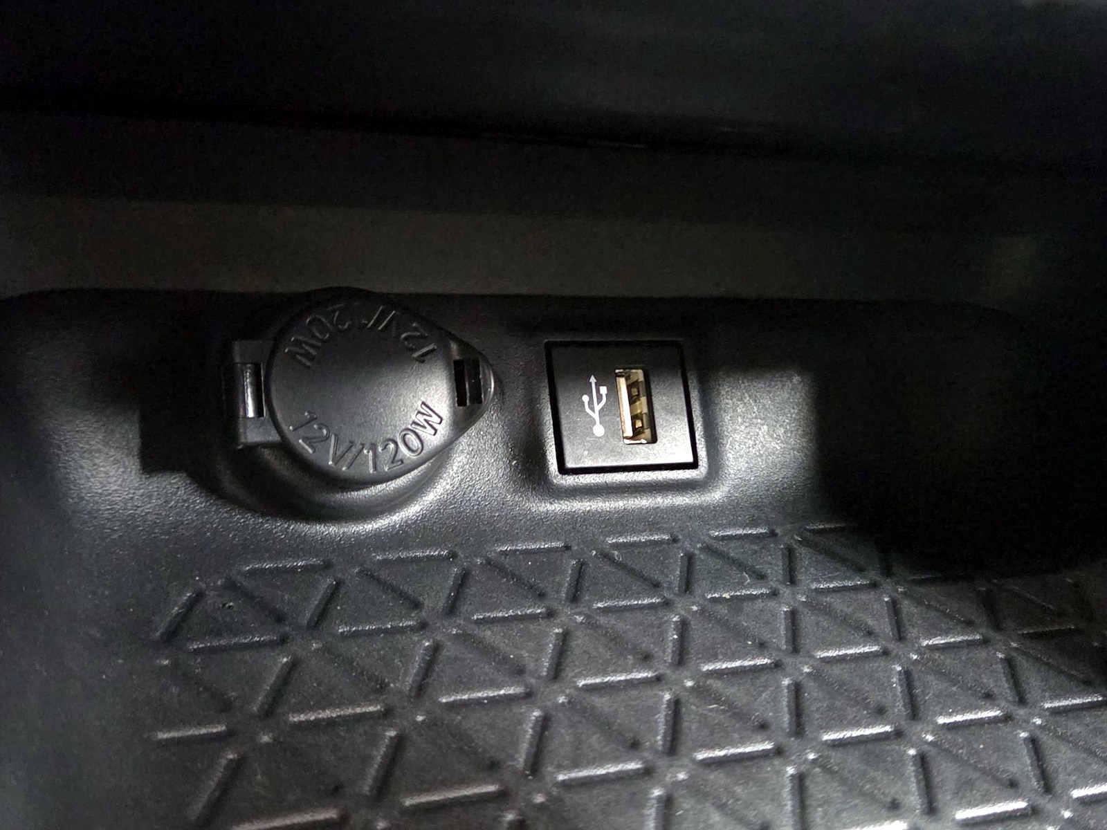 2024 Toyota RAV4 SE - Photo 19