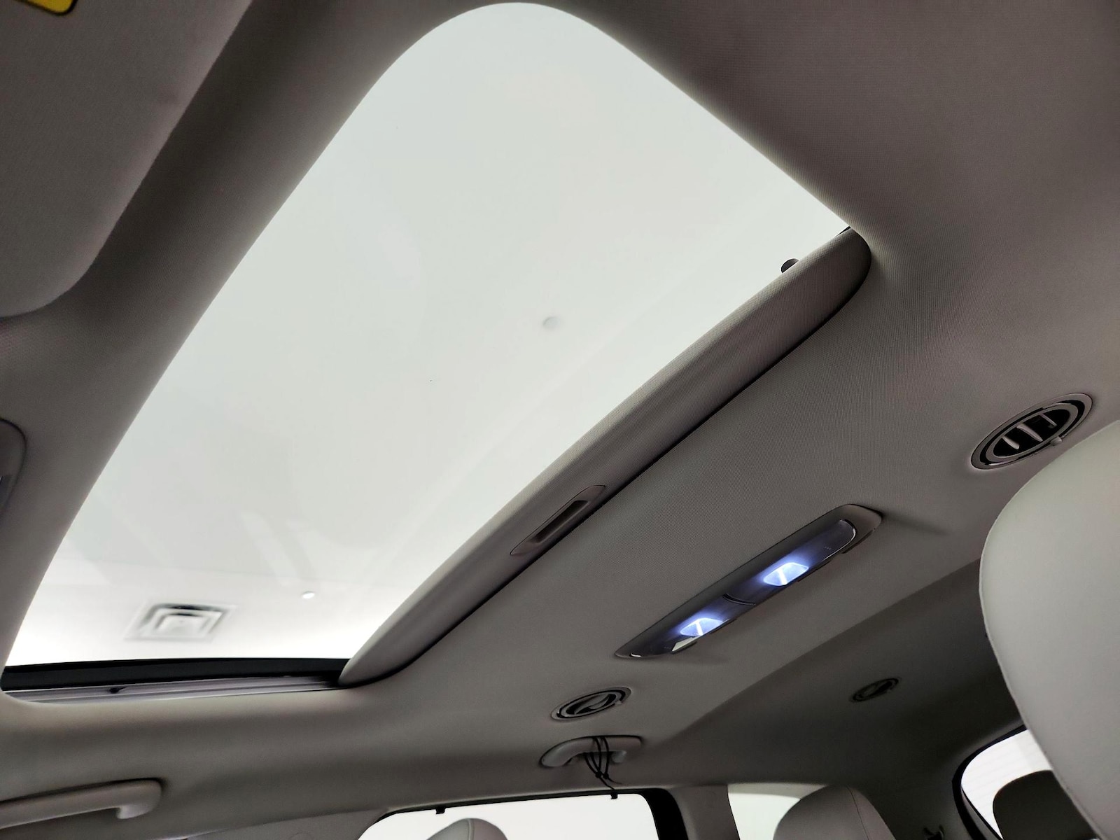 Sunroof(s) & Overhead Airbags