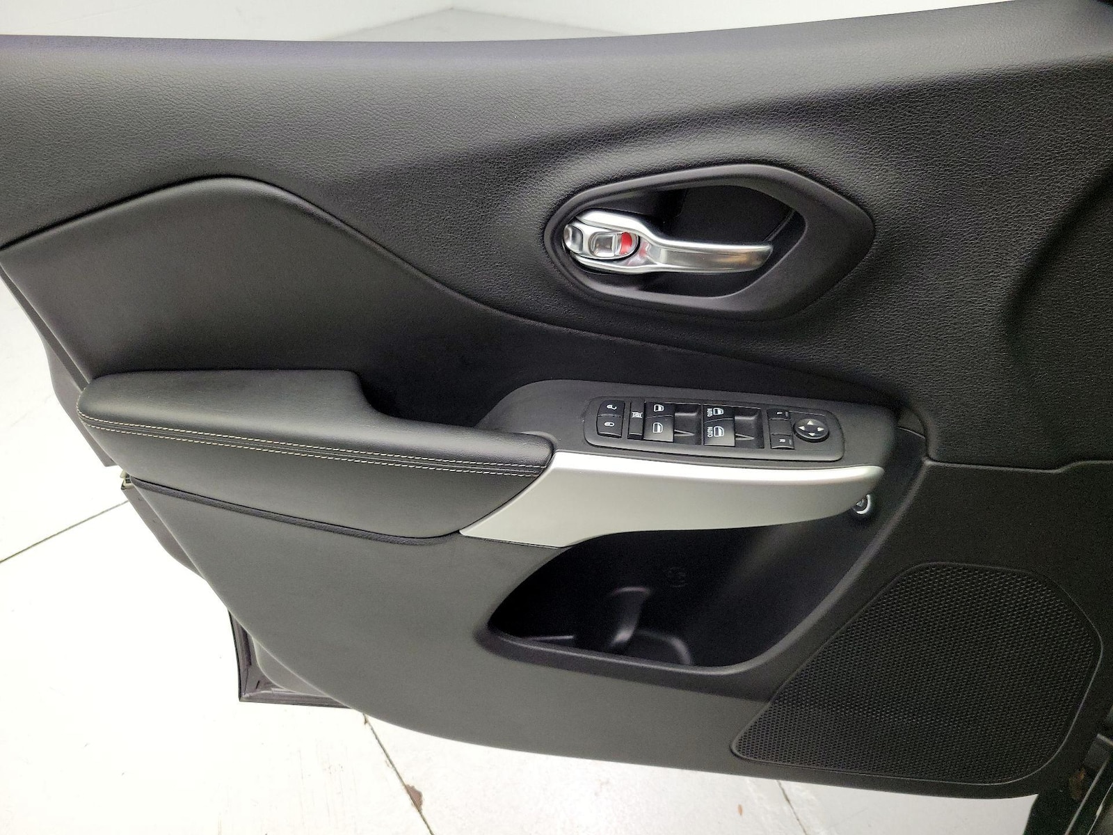 2018 Jeep Cherokee Latitude Plus - Photo 13