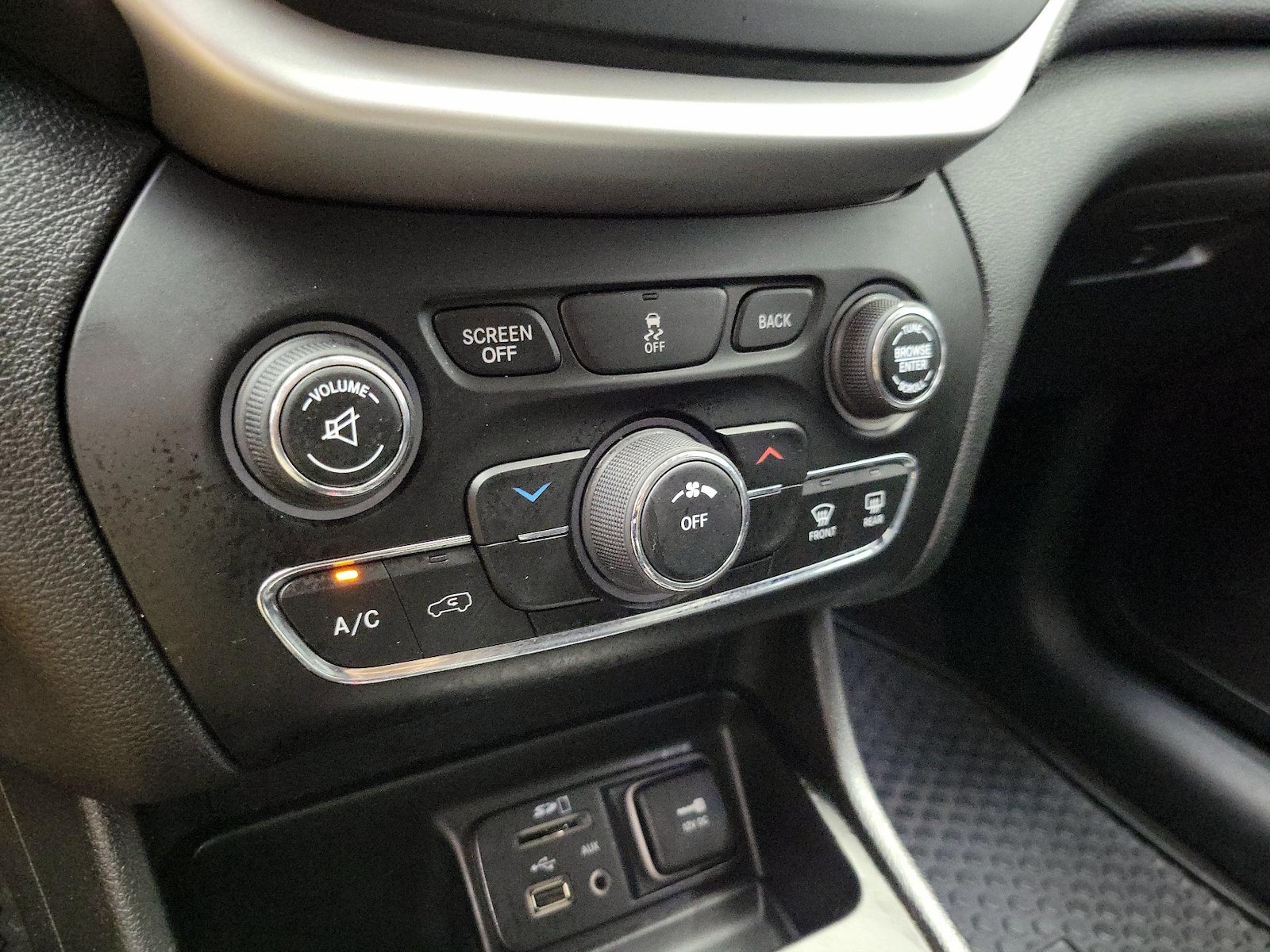 2018 Jeep Cherokee Latitude Plus - Photo 17