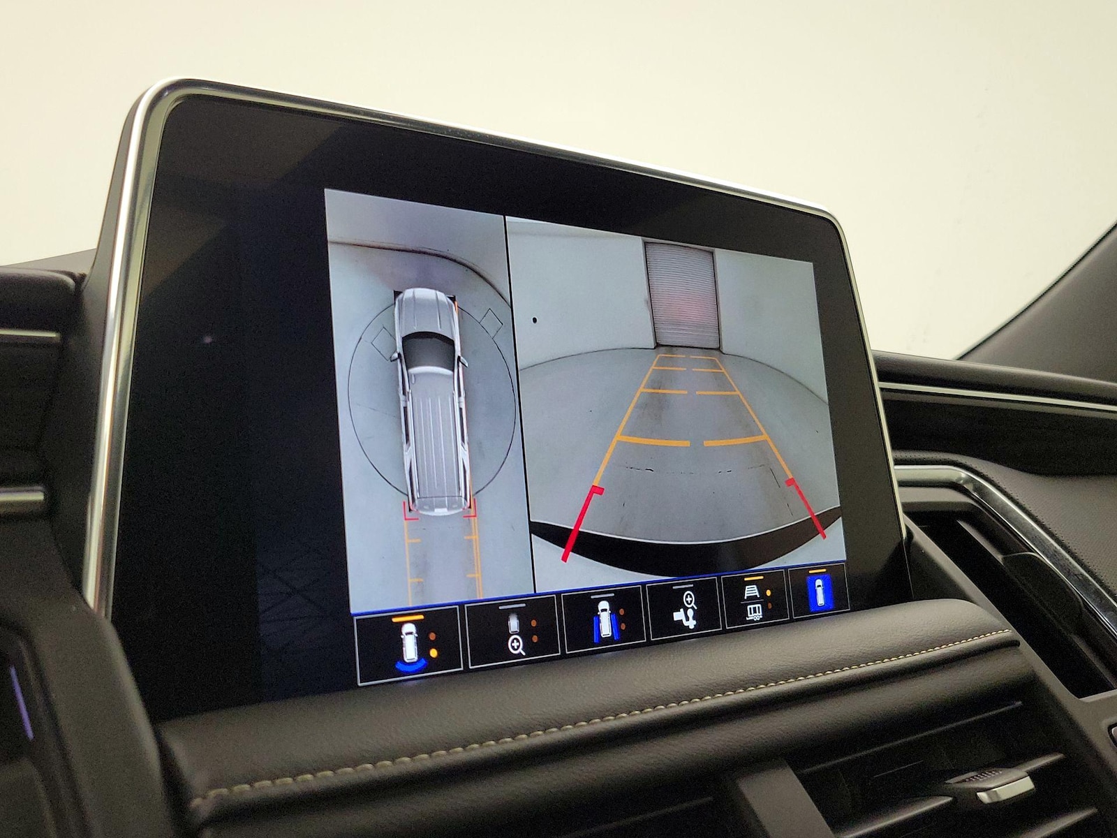 2023 GMC Yukon SLT - Photo 16
