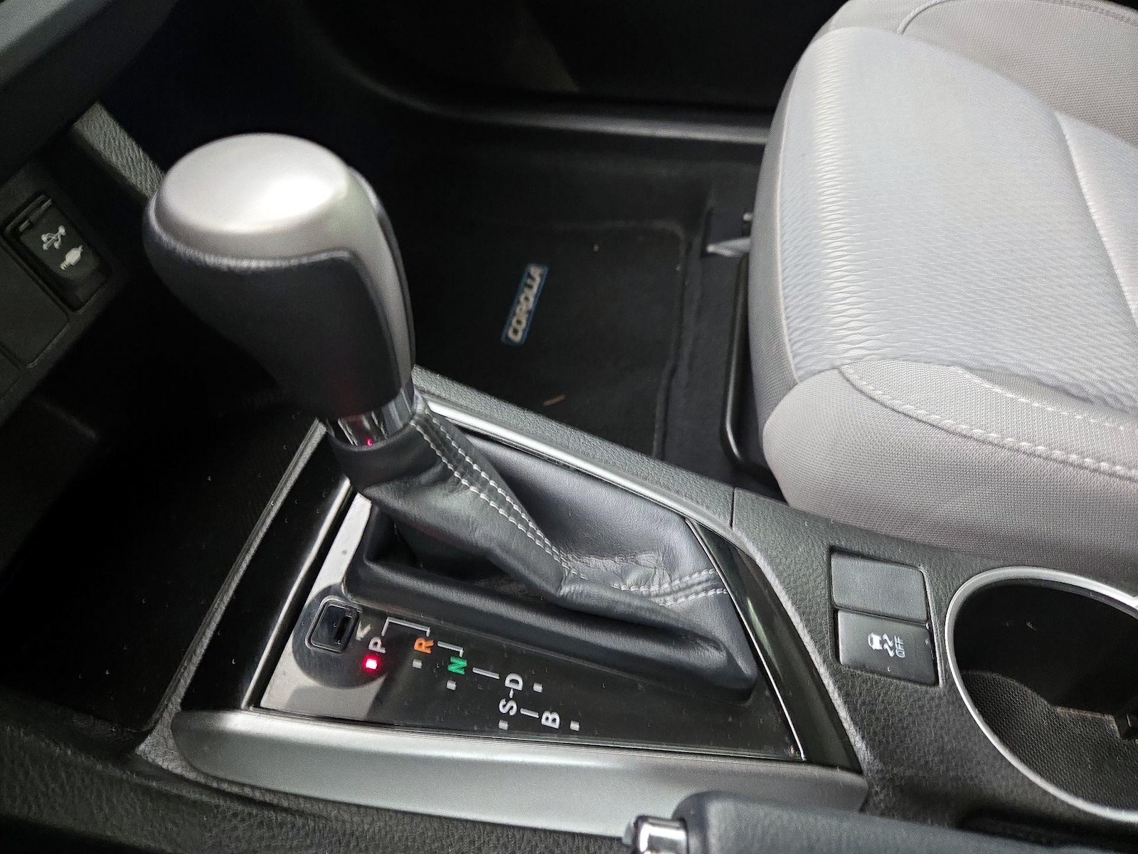 2016 Toyota Corolla LE - Photo 18