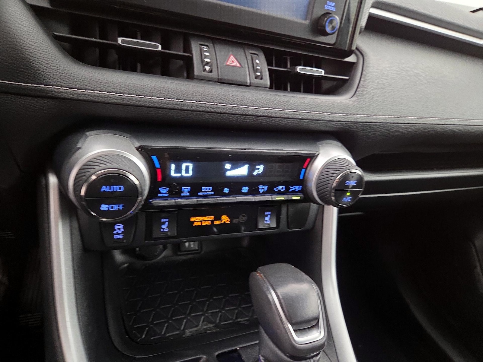 2019 Toyota RAV4 XLE Premium - Photo 17
