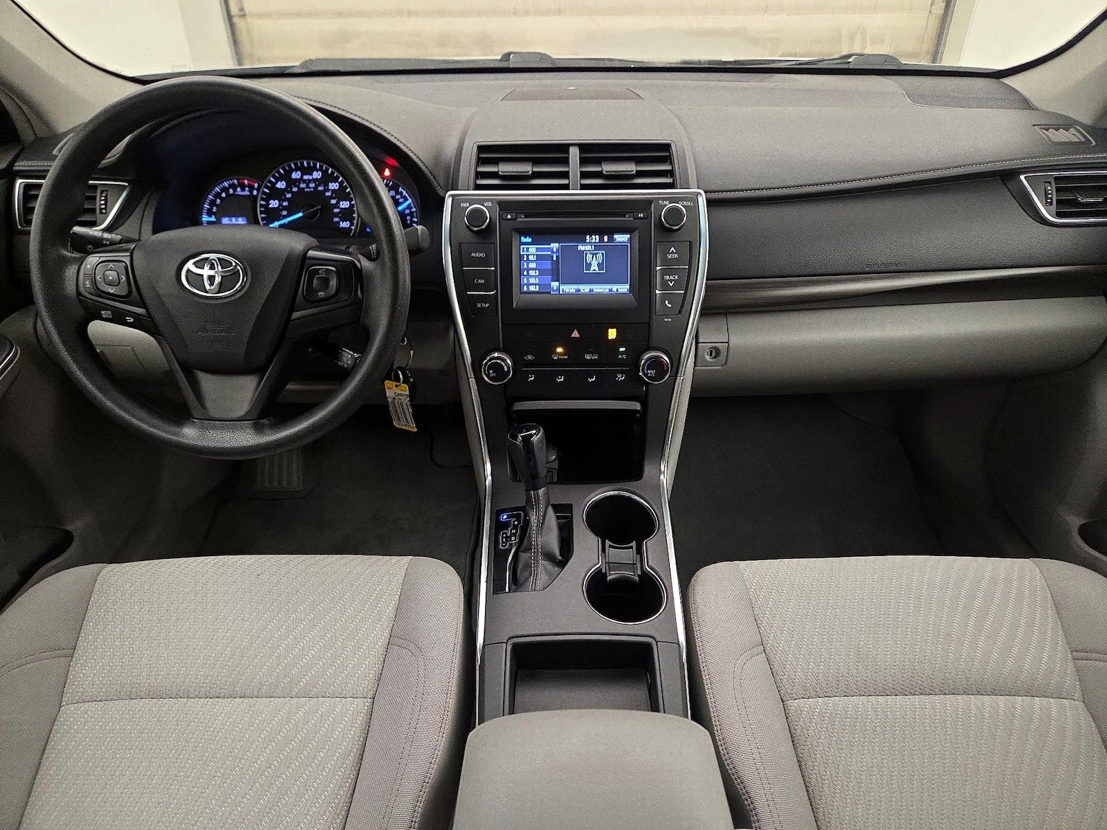 2015 Toyota Camry LE - Photo 10