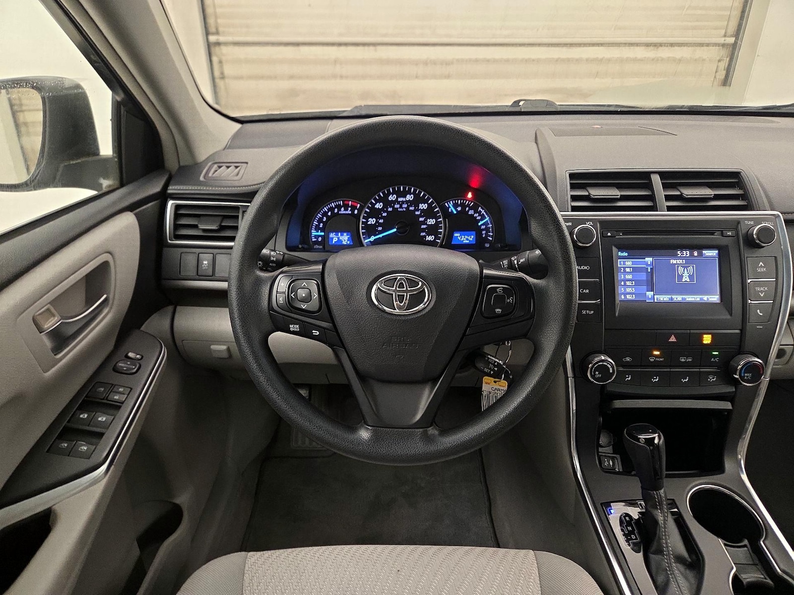 2015 Toyota Camry LE - Photo 11