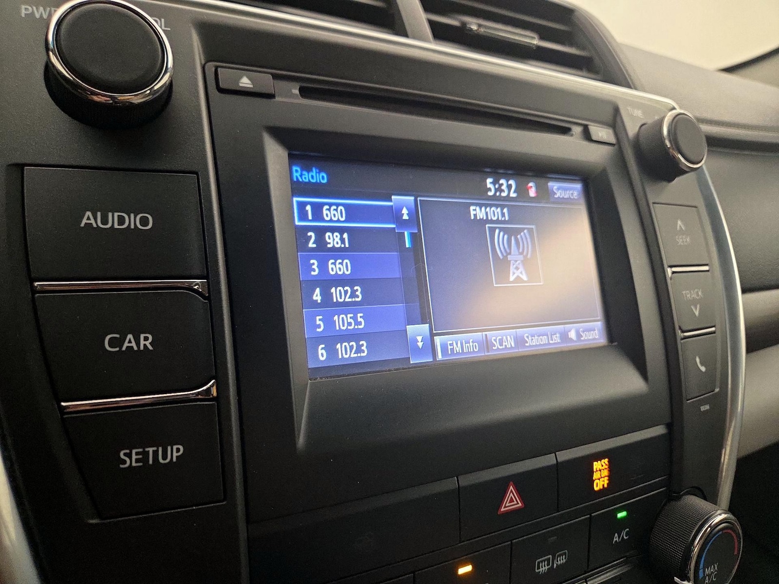 2015 Toyota Camry LE - Photo 16