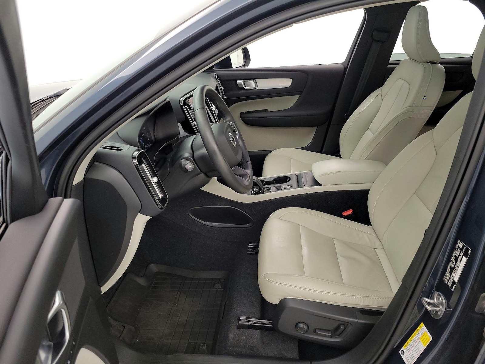 2022 Volvo XC40 Momentum - Photo 12