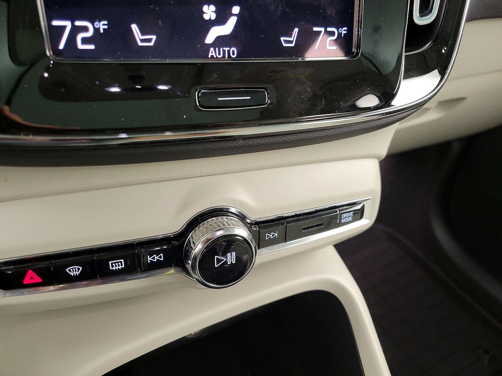 2022 Volvo XC40 Momentum - Photo 18
