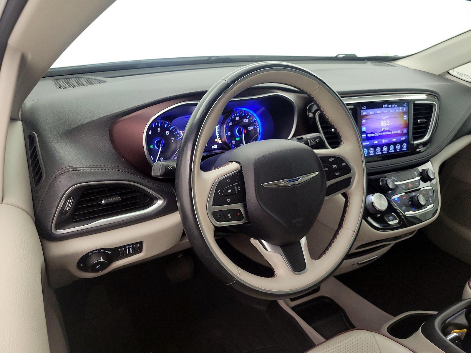 2017 Chrysler Pacifica Limited - Photo 10