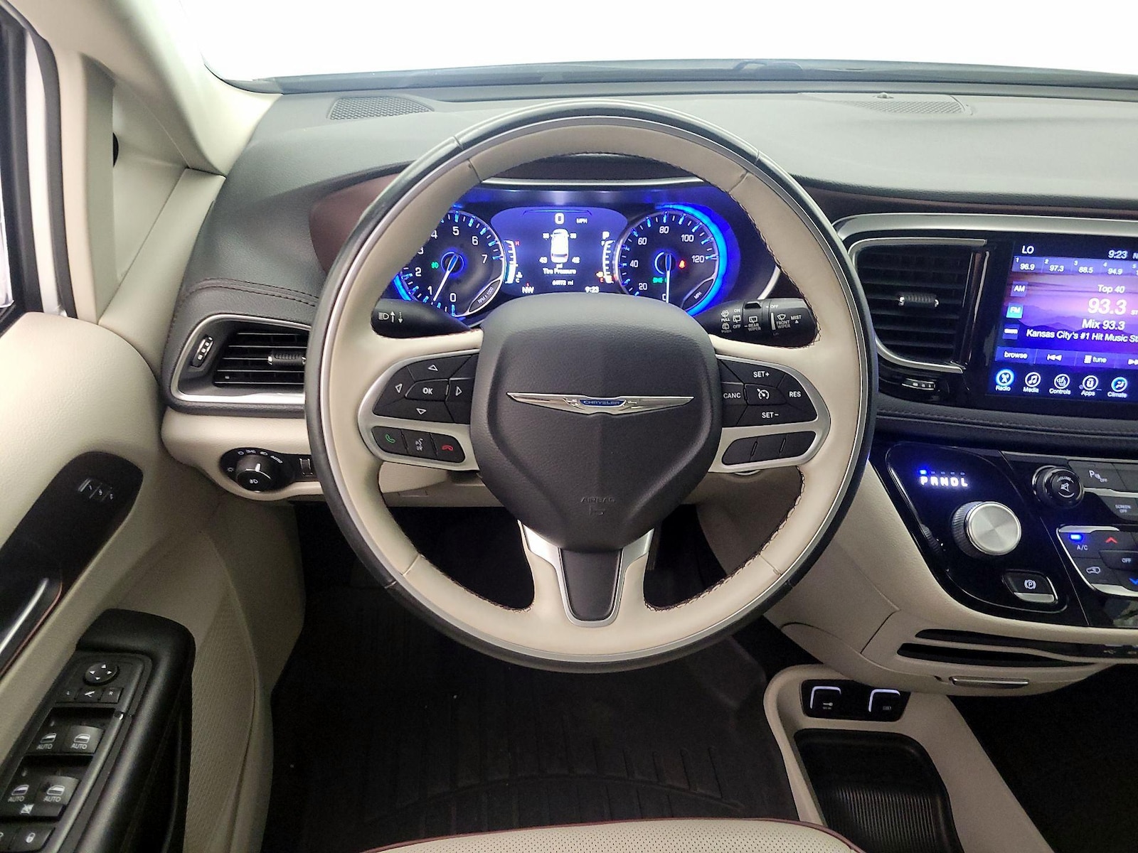 2017 Chrysler Pacifica Limited - Photo 11