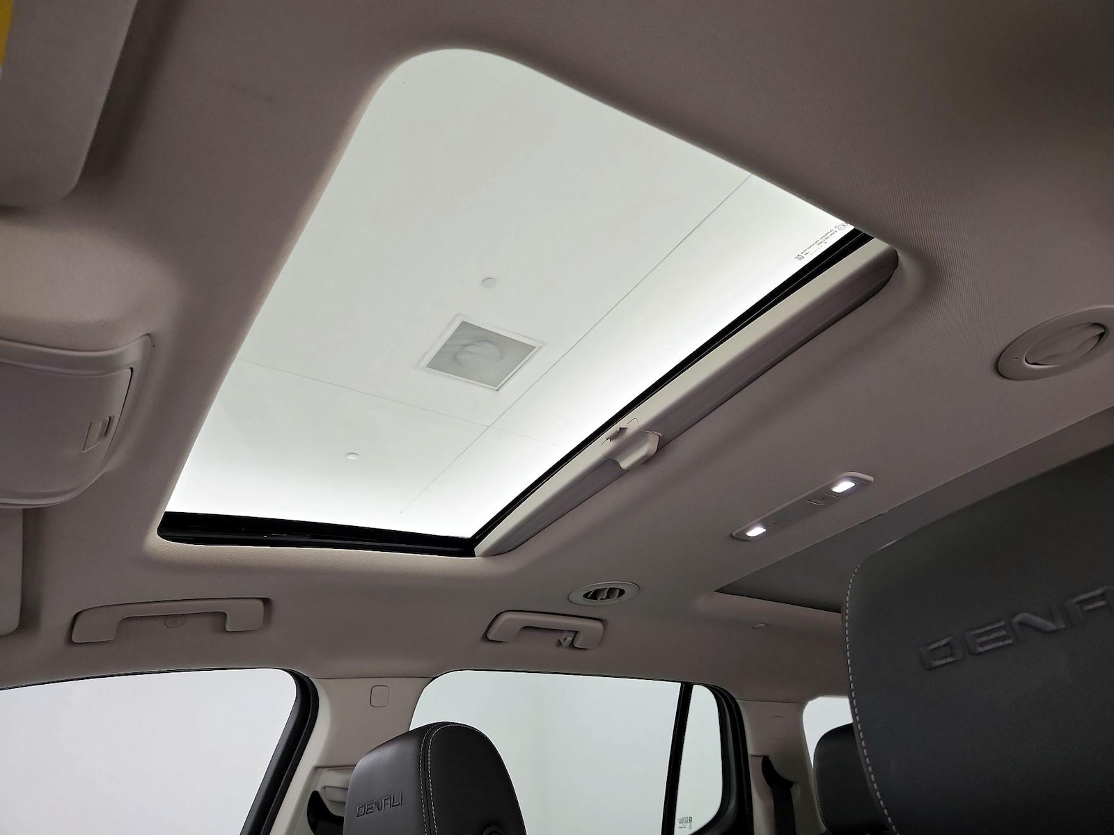 2020 GMC Acadia Denali - Photo 21