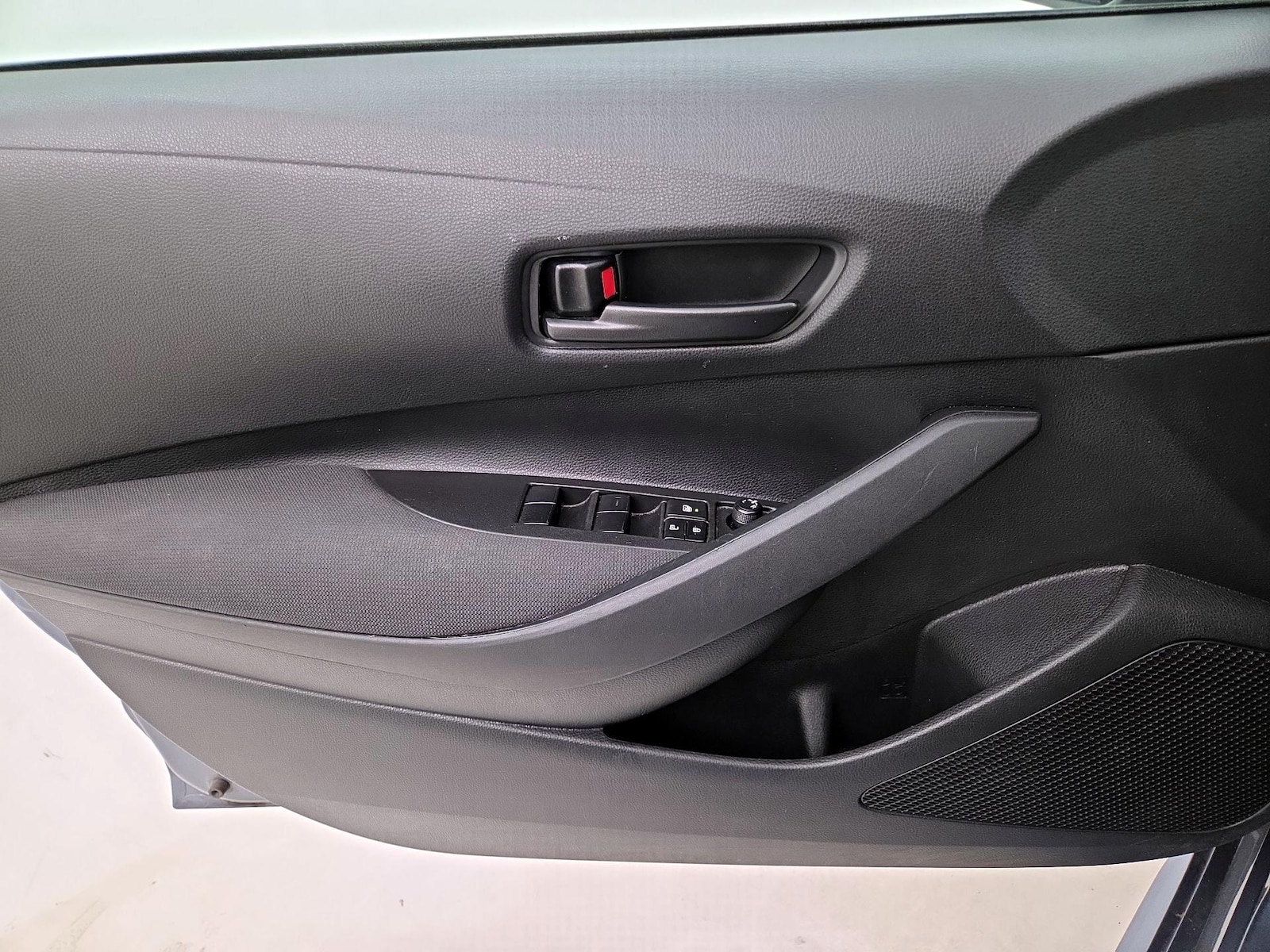 2025 Toyota Corolla LE - Photo 13