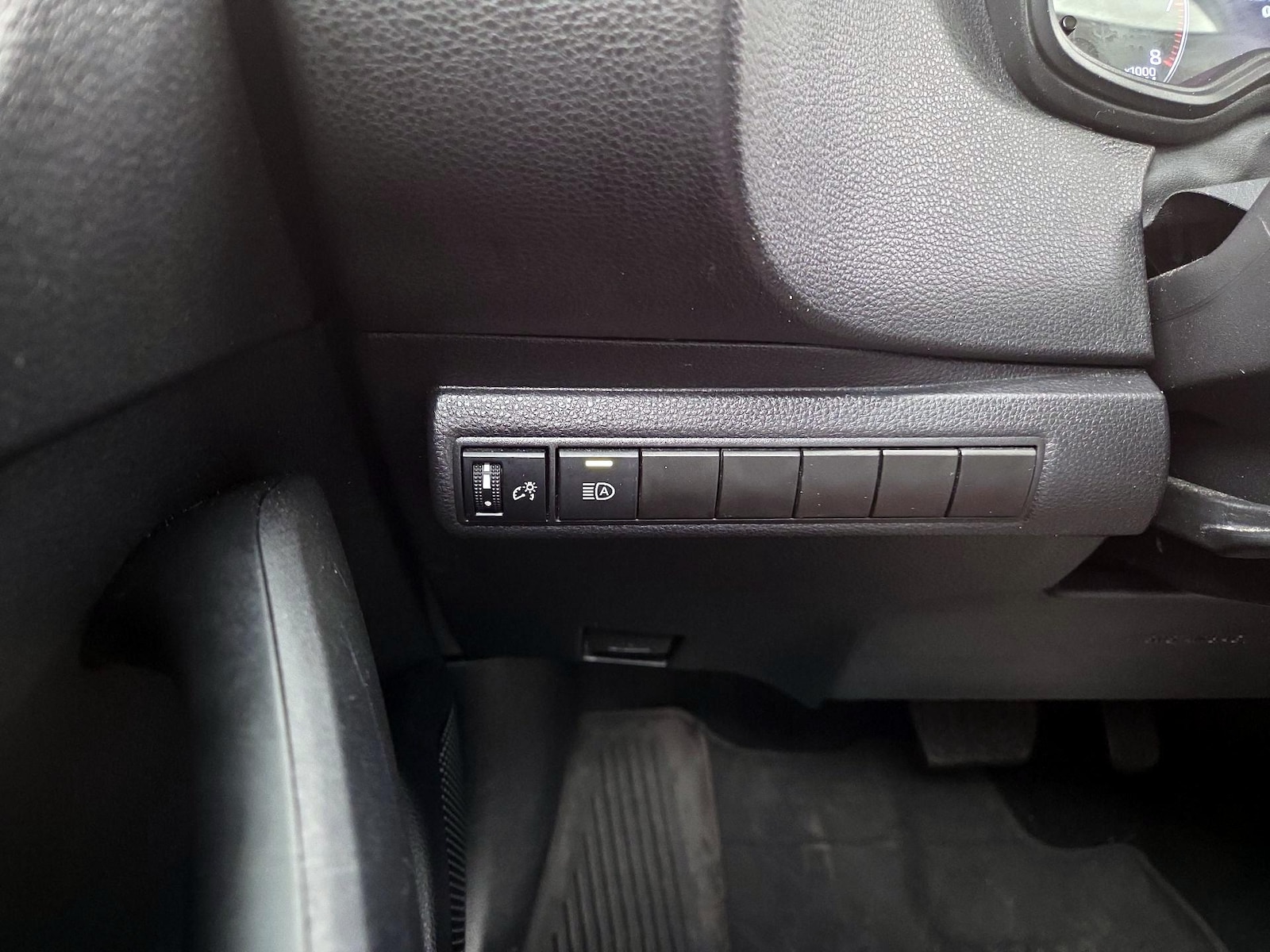2025 Toyota Corolla LE - Photo 14