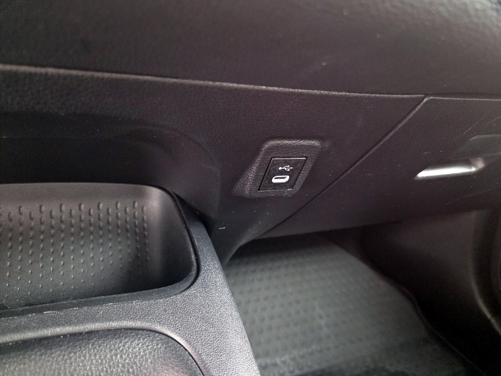 2025 Toyota Corolla LE - Photo 19