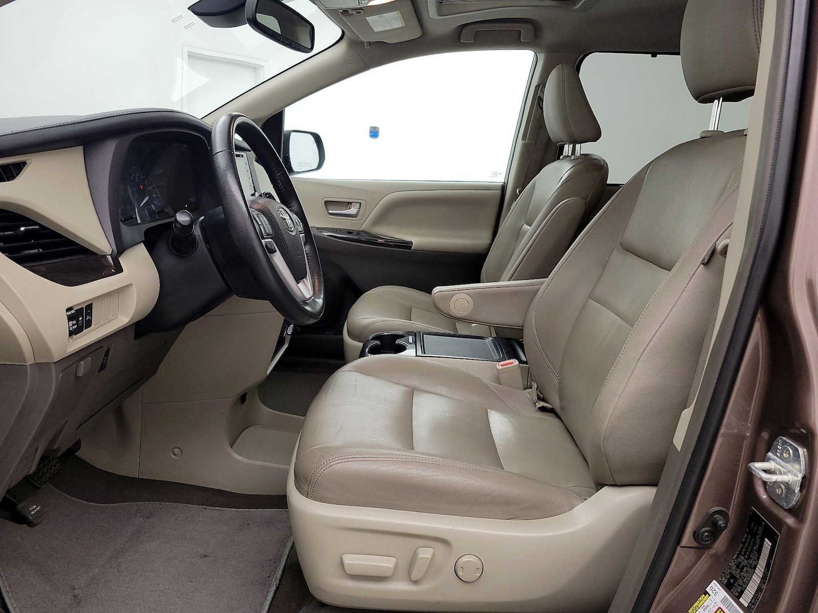 2019 Toyota Sienna XLE - Photo 12