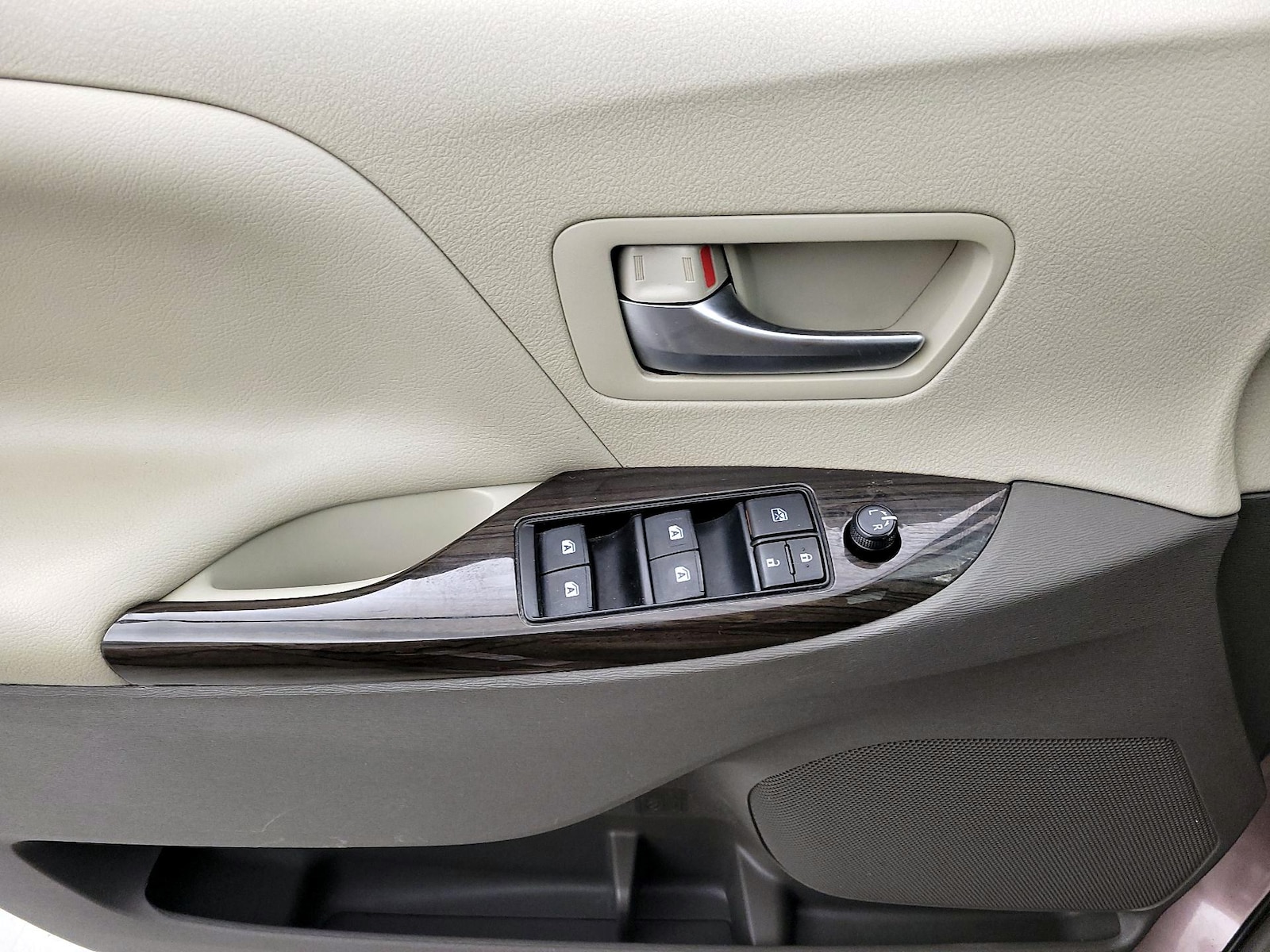 2019 Toyota Sienna XLE - Photo 13