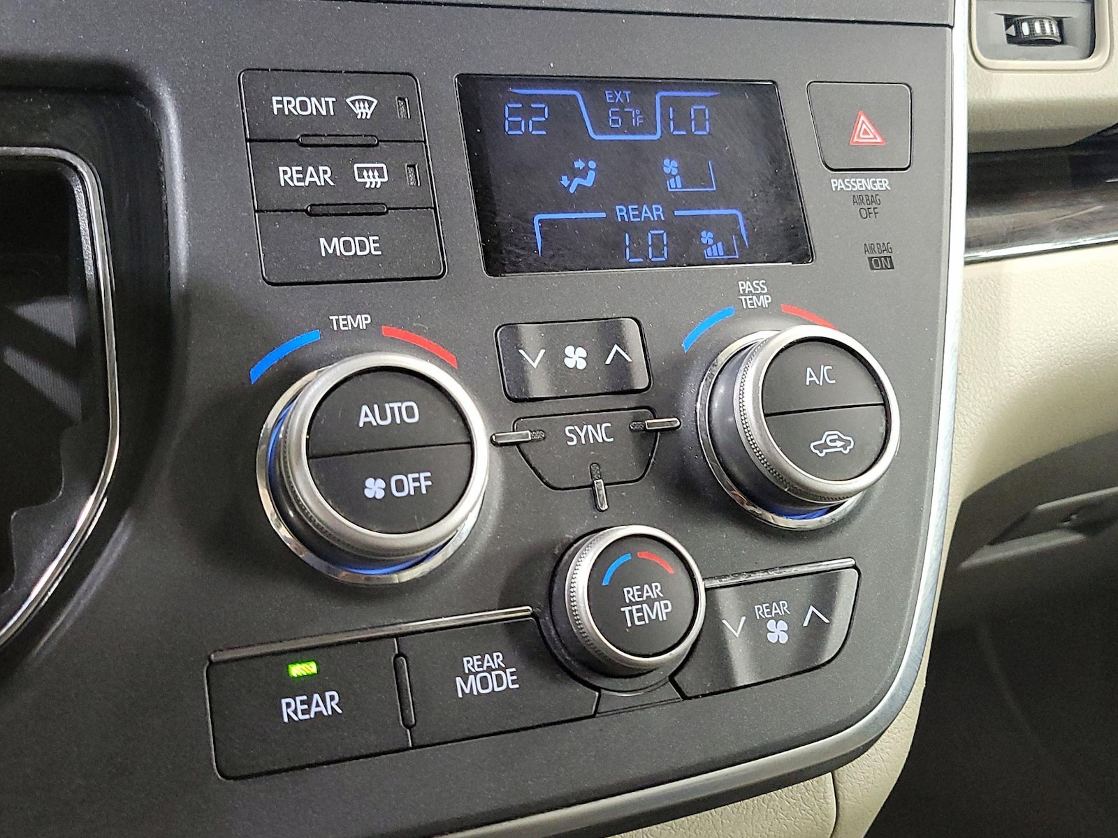 2019 Toyota Sienna XLE - Photo 18