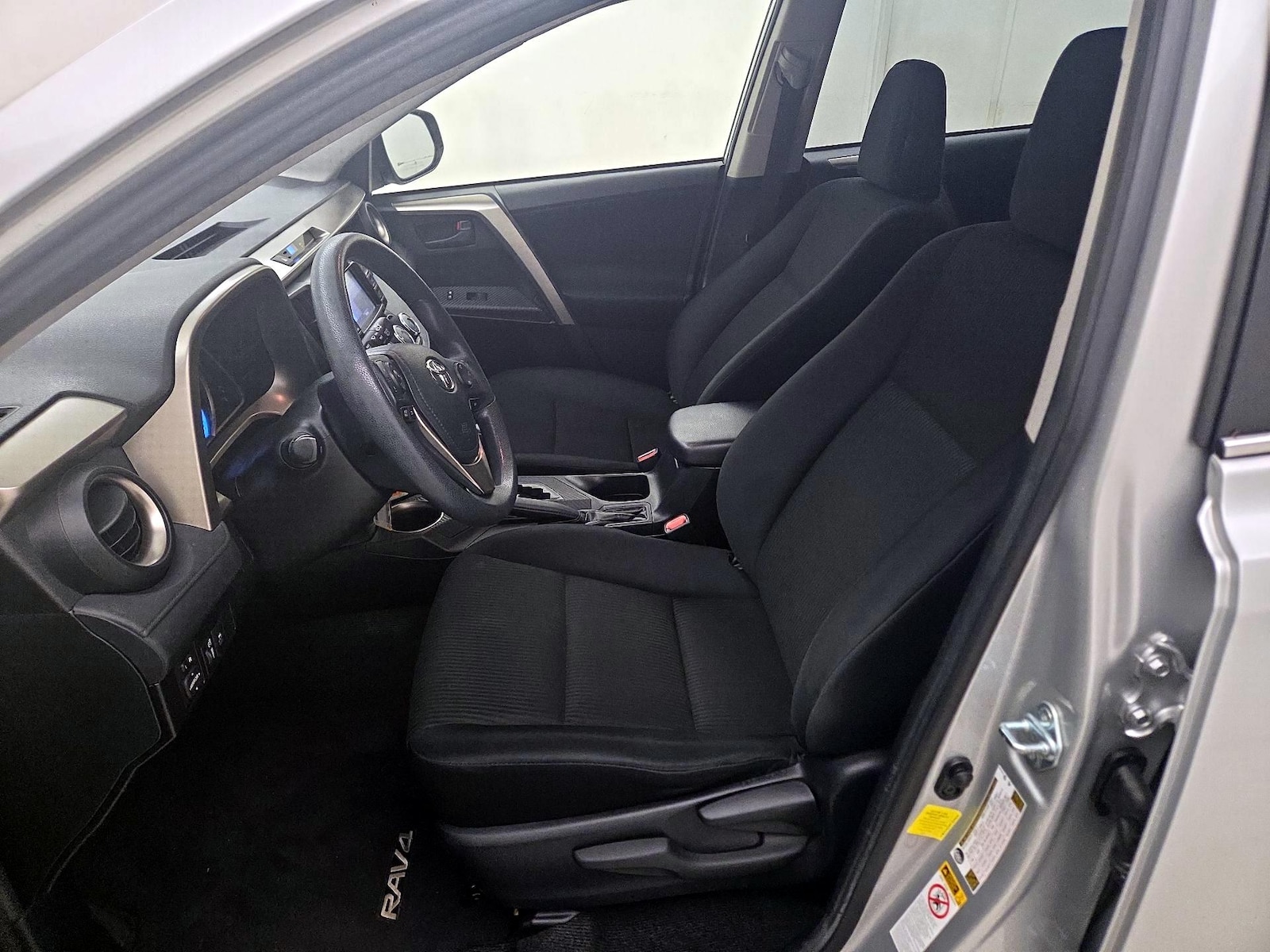 2015 Toyota RAV4 LE - Photo 12