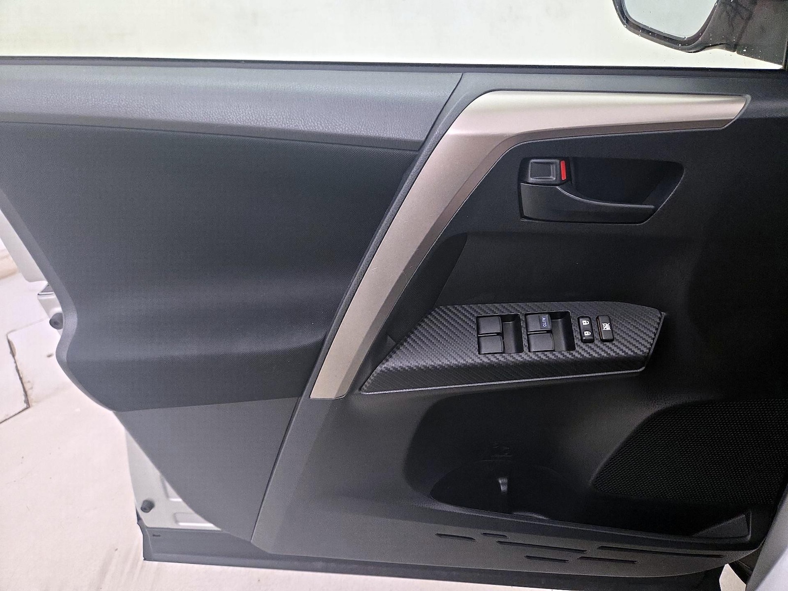2015 Toyota RAV4 LE - Photo 13
