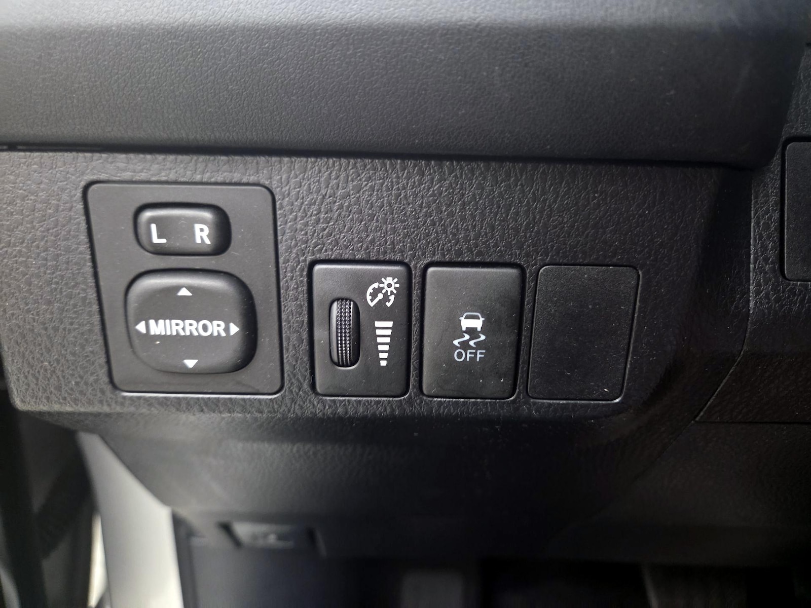 2015 Toyota RAV4 LE - Photo 14