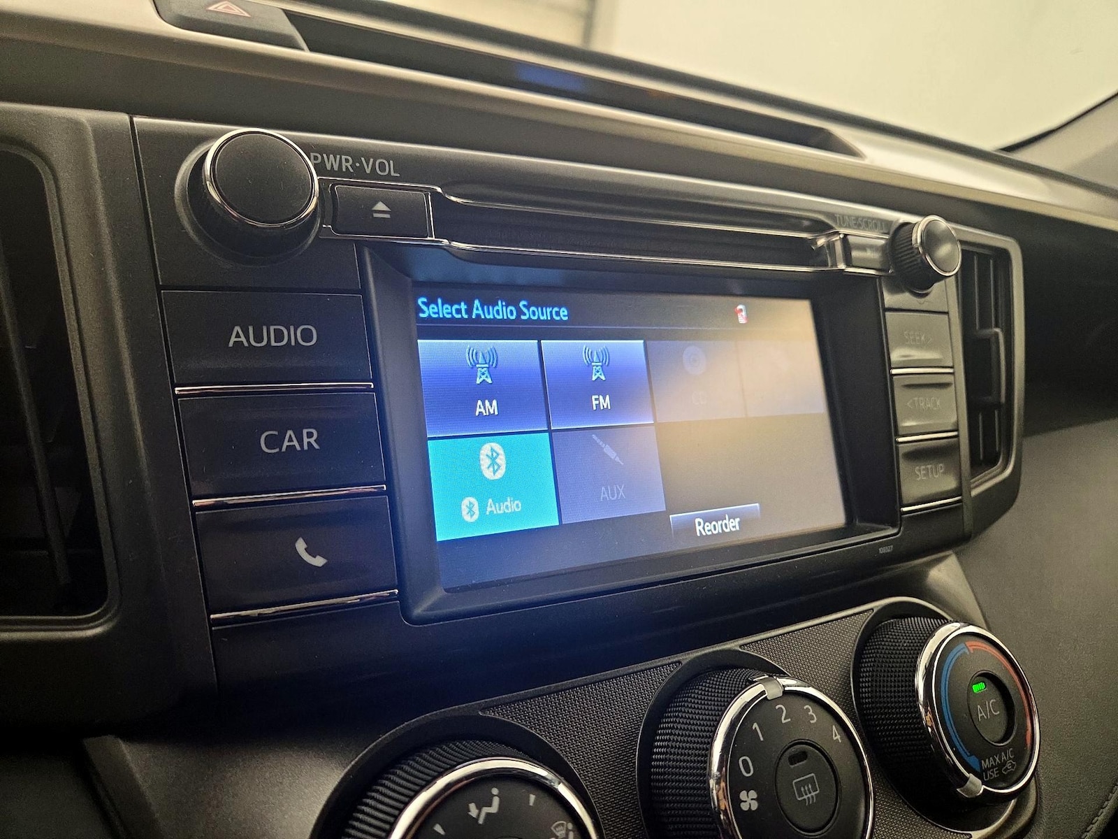 2015 Toyota RAV4 LE - Photo 16