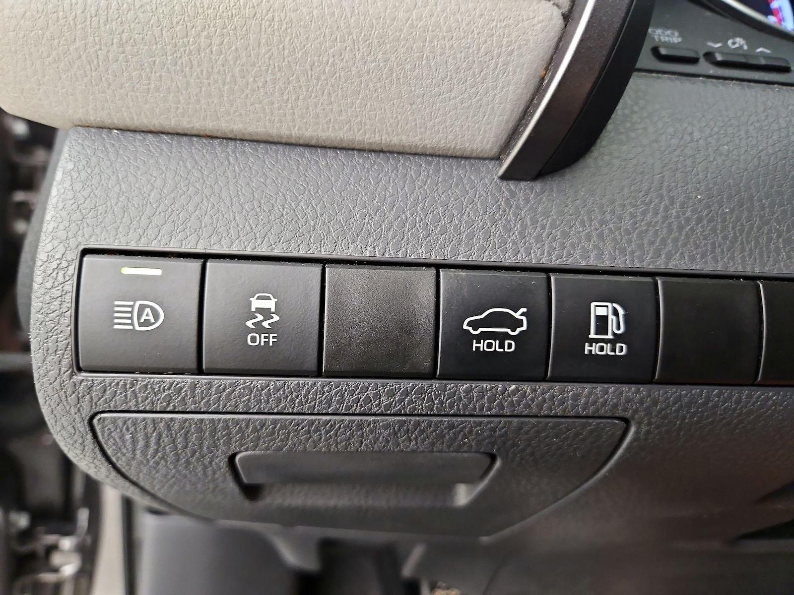 2022 Toyota Camry LE - Photo 14