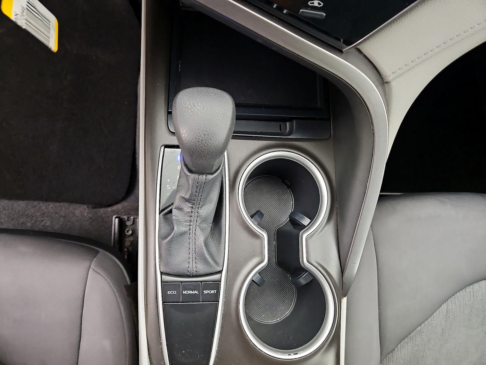 2022 Toyota Camry LE - Photo 18