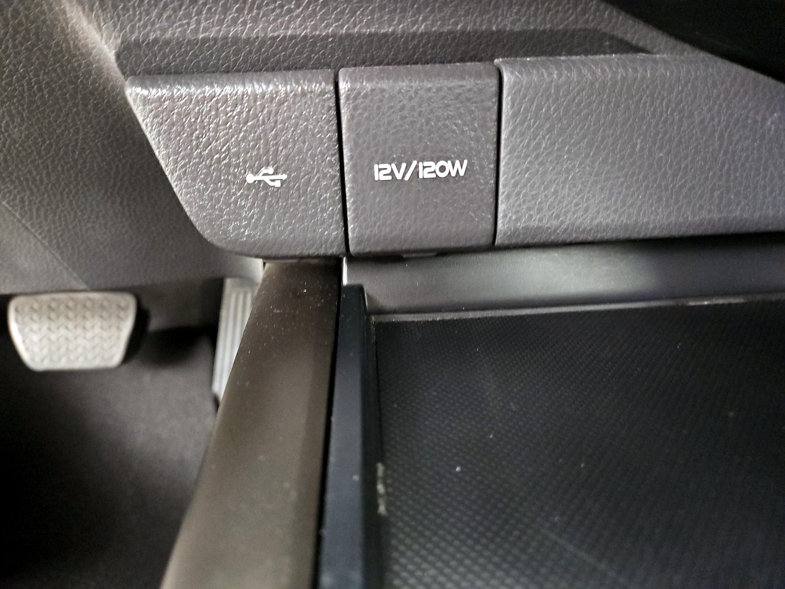 2022 Toyota Camry LE - Photo 19