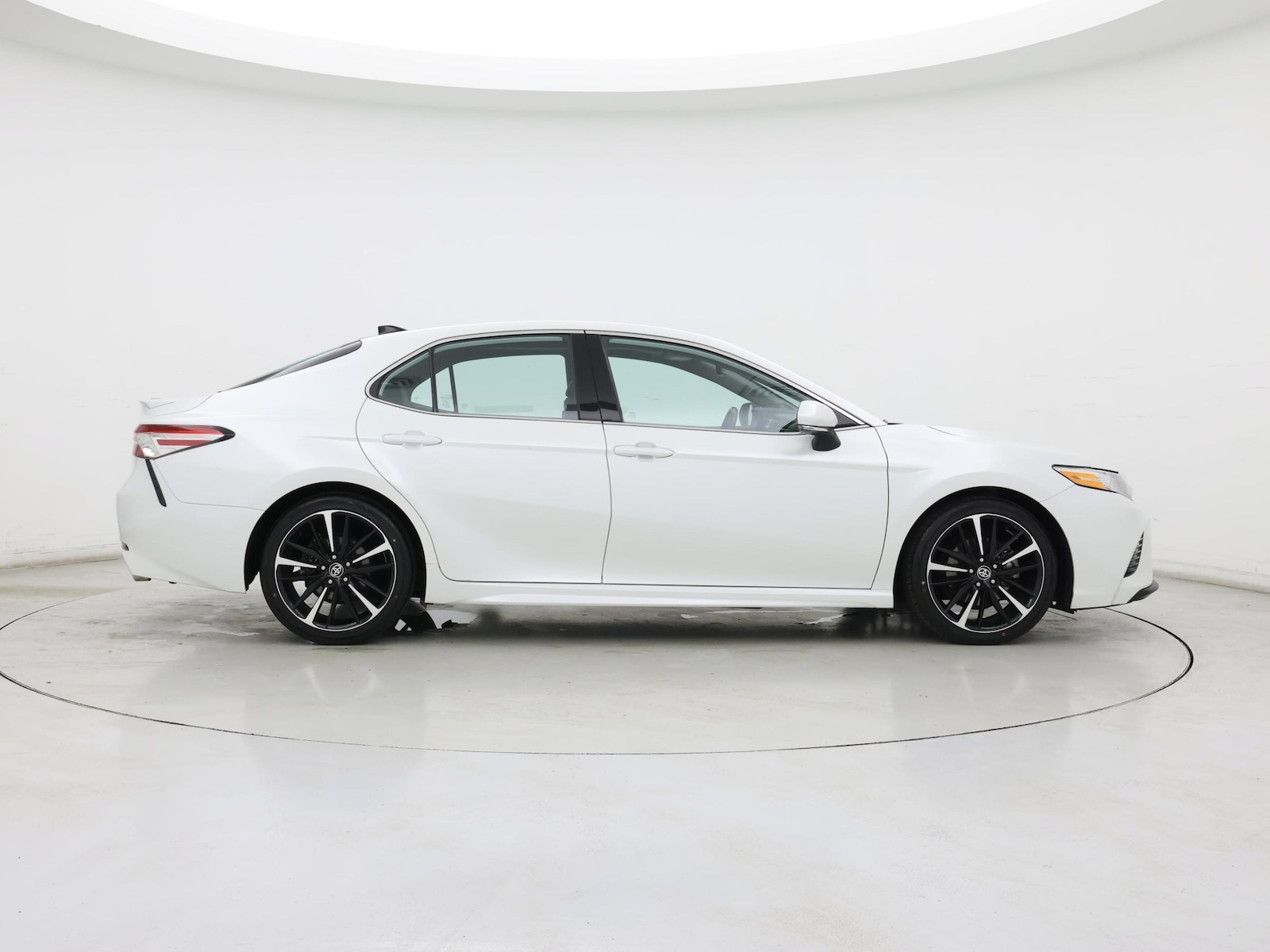 2020 Toyota Camry XSE - Photo 8