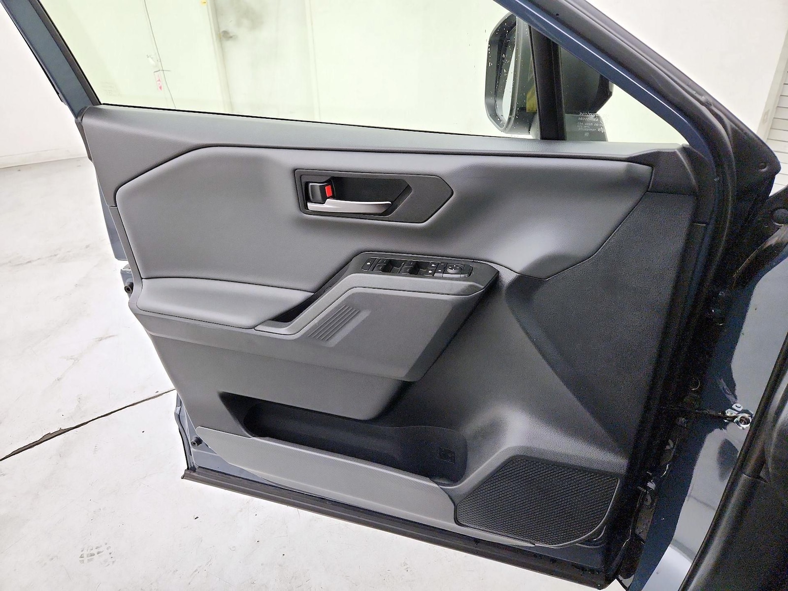 2026 Toyota RAV4 SE - Photo 13