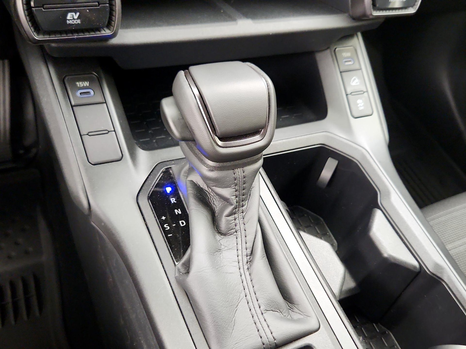 2026 Toyota RAV4 SE - Photo 18