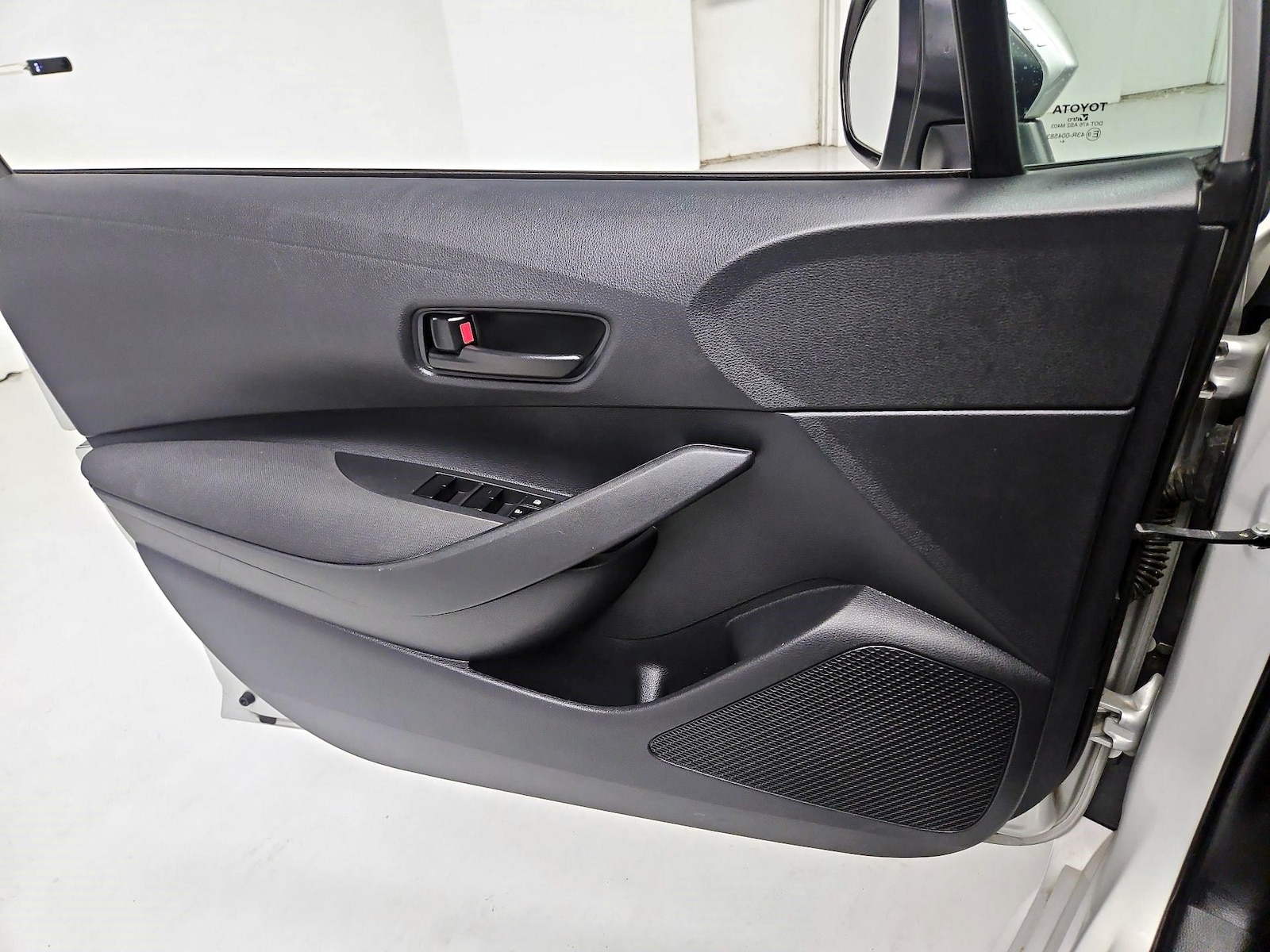2025 Toyota Corolla LE - Photo 12