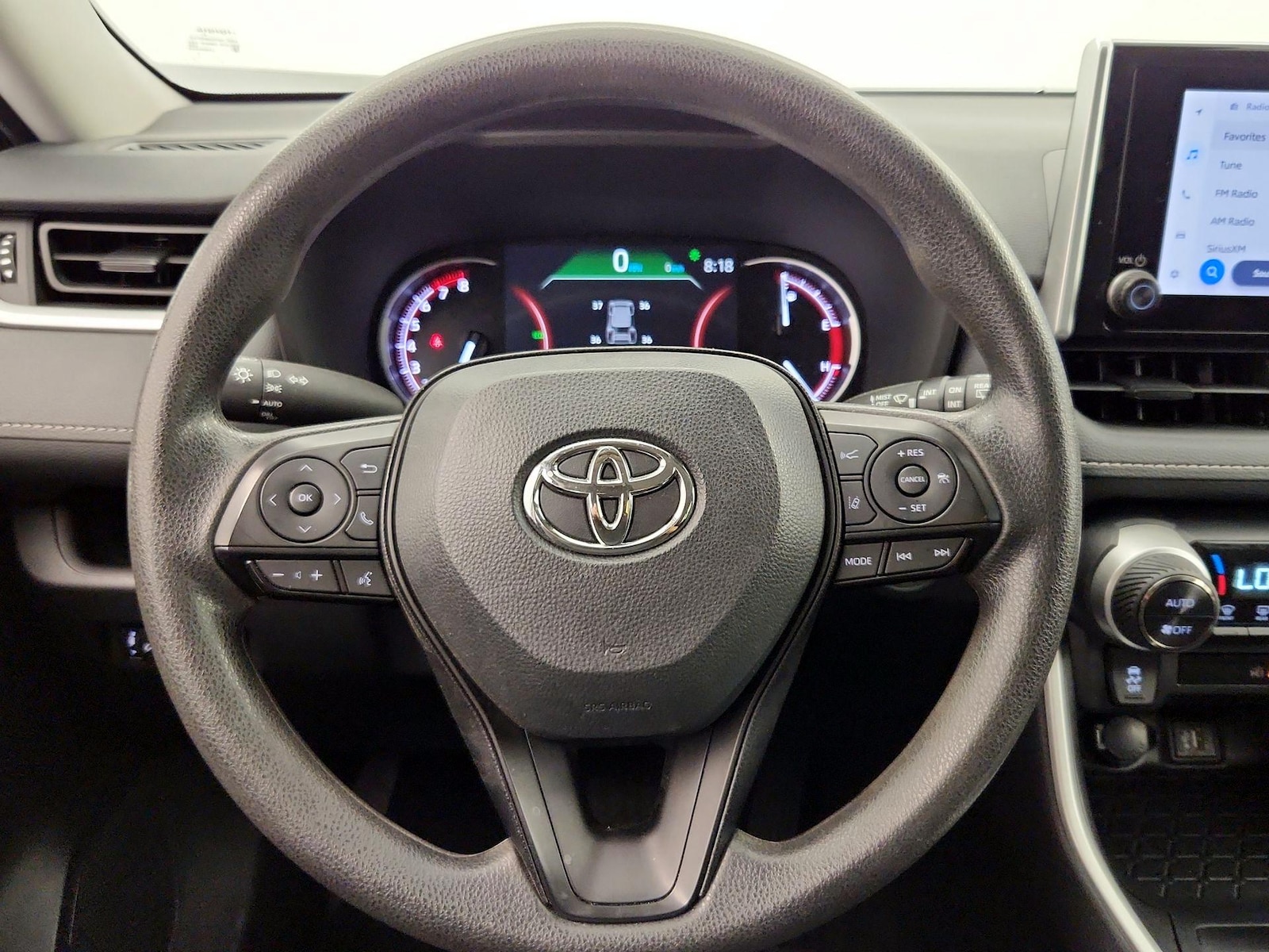 2024 Toyota RAV4 XLE - Photo 11