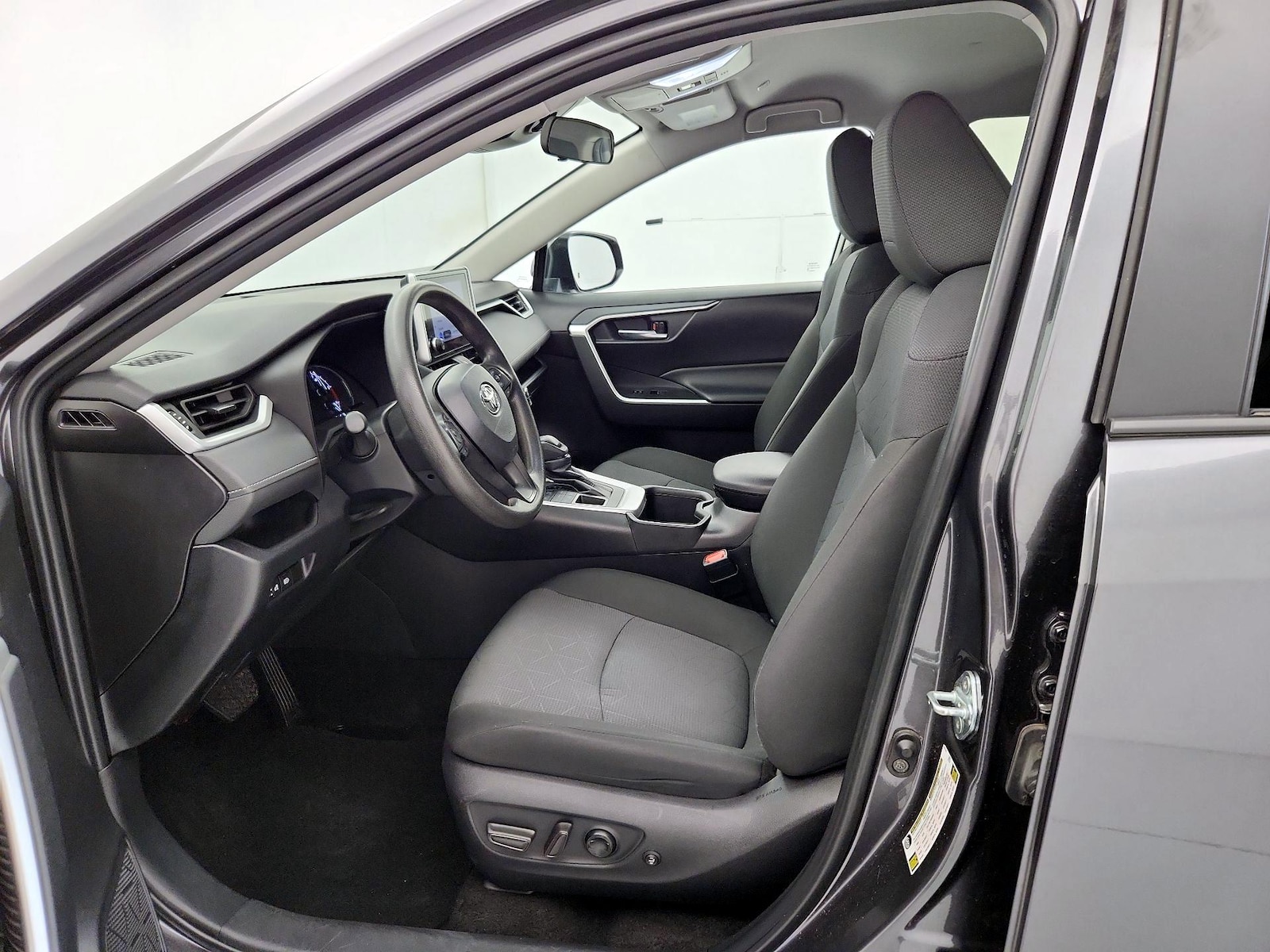 2024 Toyota RAV4 XLE - Photo 12