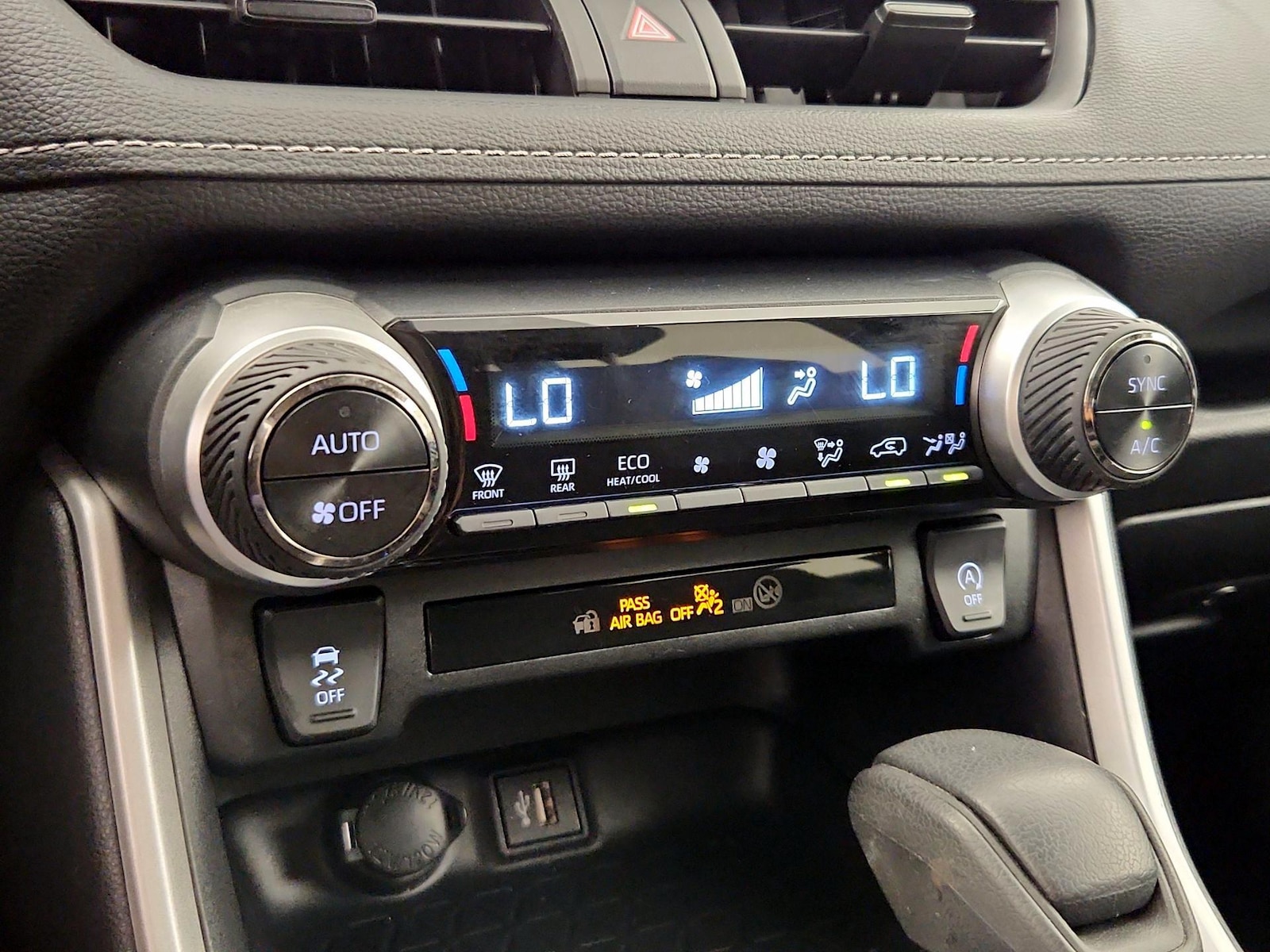 2024 Toyota RAV4 XLE - Photo 17