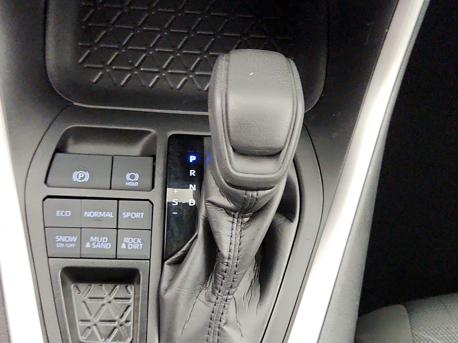 2024 Toyota RAV4 XLE - Photo 18